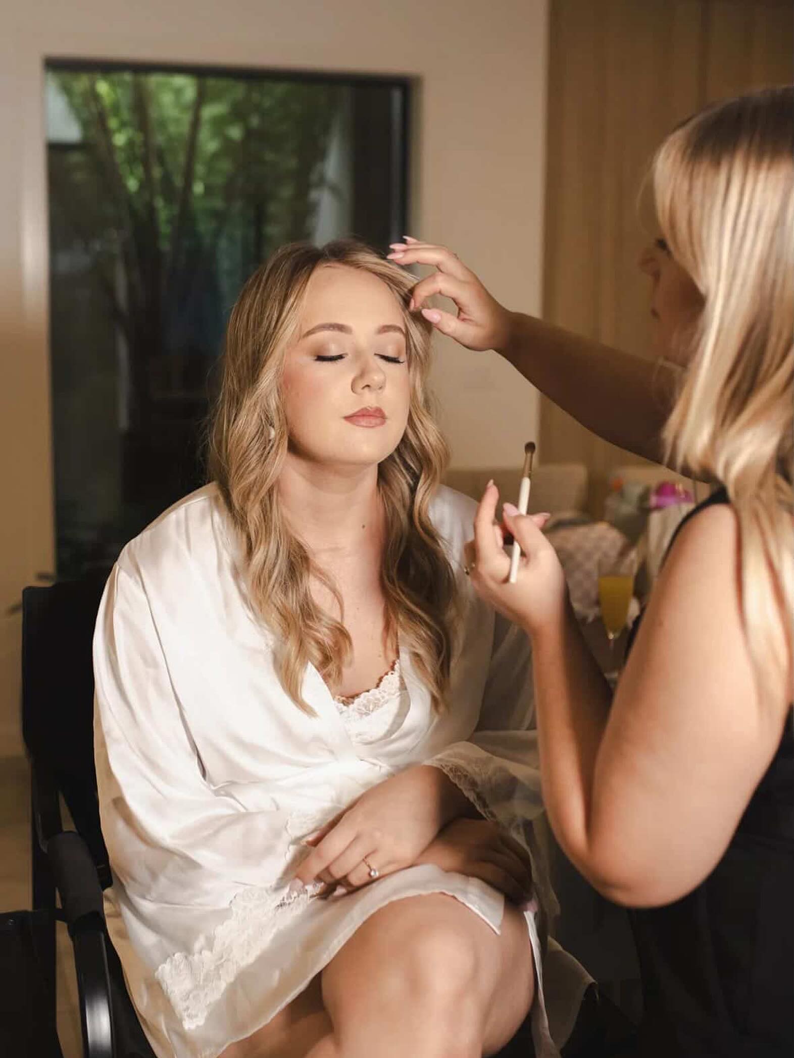 Just me doing what I do best ✨
If you’re looking for a reliable, efficient and committed makeup artist for your big day, look no further.
Taking bookings for 2026/2027 bridal now. Link in bio.
📸 @samuelwhitephoto