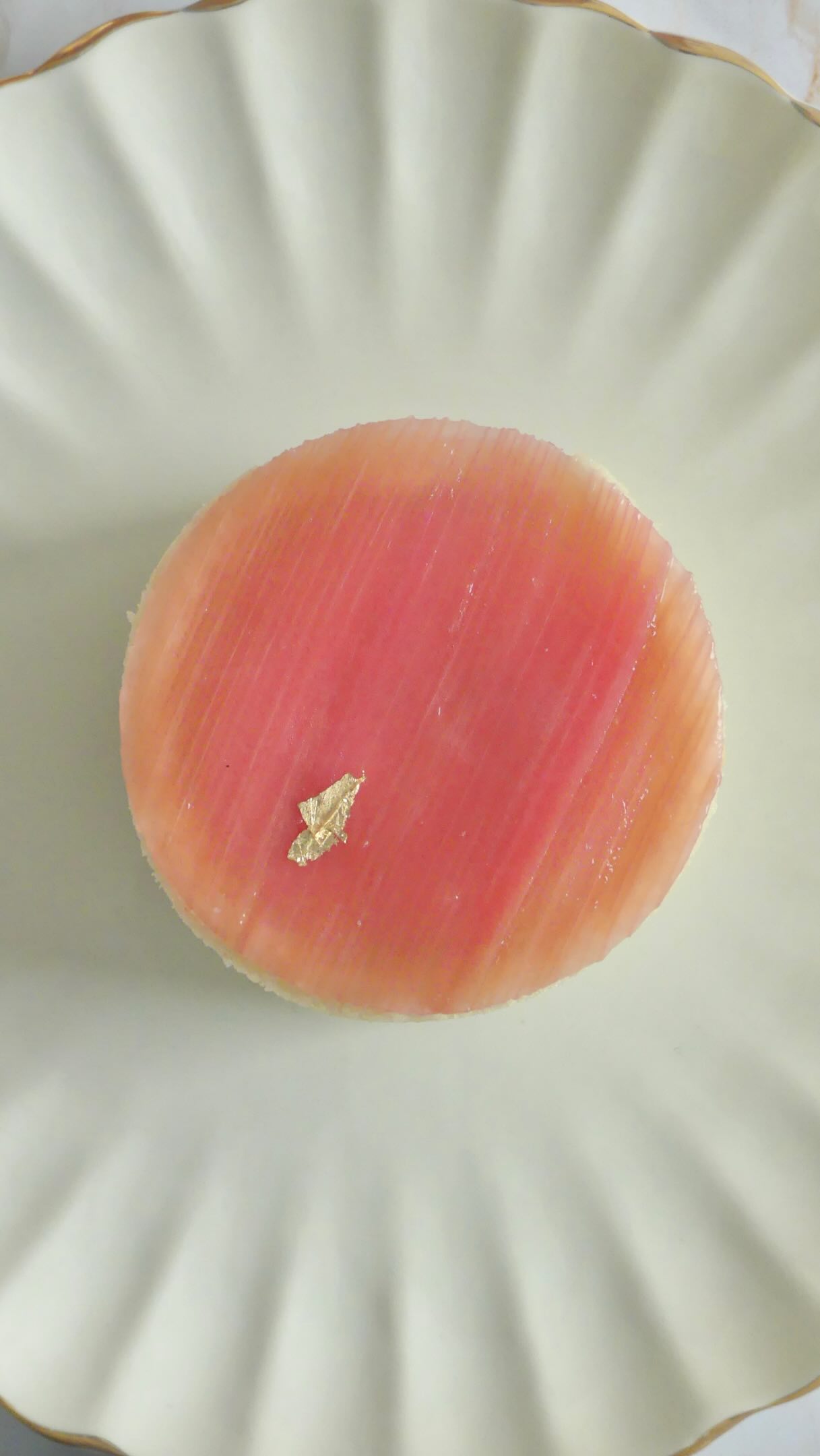 Une charlotte comme un jardin d’été…
Fraises parfumées, rhubarbe délicatement acidulée✨🍓
J’ai voulu tester un décor plus léger cette fois (mais pas des plus simples) avec de jolies lamelles de rhubarbe cuite dans un sirop 🌱
Elle est composée :
- Biscuit joconde
- Compotée fraise rhubarbe @capfruit
- Mousse bavaroise à la fraise @capfruit
- Lamelle de rhubarbe au sirop
Pour tout les amoureux de la rhubarbe 😍
Avec les magnifiques fonds photo de @fondphoto.pastryandtravel
~
#pâtisserie #pastry #fraise #rhubarbe #charlotte