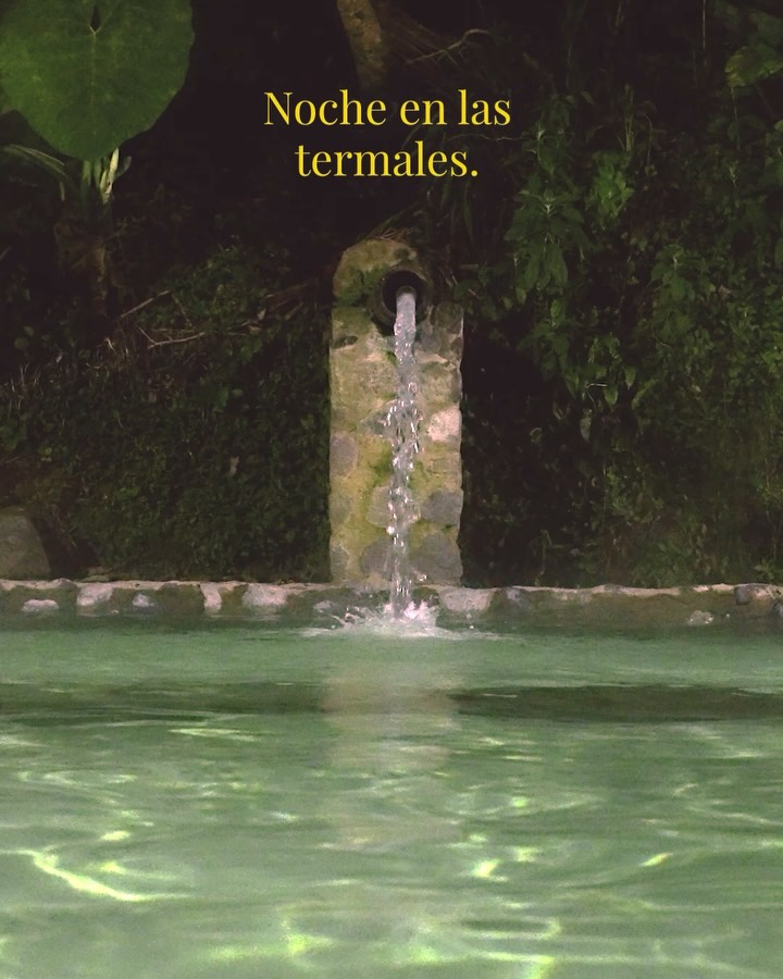 🌄🛁 Después de un Día de Aventura, Date un Respiro 🌿✨
Después de un día lleno de caminatas, ejercicio y subidas a montañas, ¿qué mejor que un baño de agua termal para relajar tus músculos? 🌊💪
Sumérgete en el calor reconfortante y permite que el agua caliente alivie la tensión y la fatiga acumulada. Un baño termal no solo ayuda a relajar tus músculos, sino que también mejora la circulación y promueve un sueño reparador, lo que te prepara para amanecer listo para otra emocionante aventura.
@termalestierraviva es un lugar ideal para esto, y está a 30 minutos de nuestro paraíso.
¡Respira hondo y disfruta de este momento de relajación!
ENG/
🌄🛁 After a Day of Adventure, Take a Breather 🌿✨
After a day filled with hiking, exercising, and climbing mountains, what could be better than a thermal water bath to relax your muscles? 🌊💪
Immerse yourself in the comforting warmth and let the hot water alleviate the tension and fatigue accumulated throughout the day. A thermal bath not only helps relax your muscles but also improves circulation and promotes restorative sleep, preparing you to wake up ready for another exciting adventure.
@termalestierraviva is an ideal place for this, and it is 30 minutes from our paradise.
Take a deep breath and enjoy this moment of relaxation!
#Aventura #BañoTermal #Relax #Naturaleza Recuperació