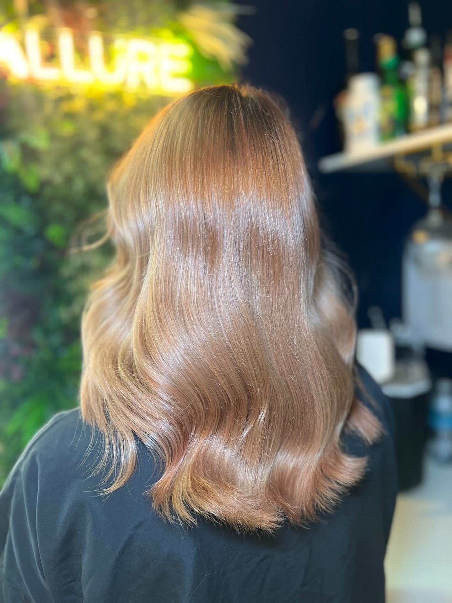 Colour correction transformation ✨
After at-home colouring left Stylist Ebony’s client with uneven tone and patchy application, we worked through a full correction by adding warm copper tones and a soft root melt to create a seamless, blended finish 🧡
Now she’s left with rich shine, dimension, and beautifully balanced colour 🍂
@lorealpro @lorealpro_education_uki