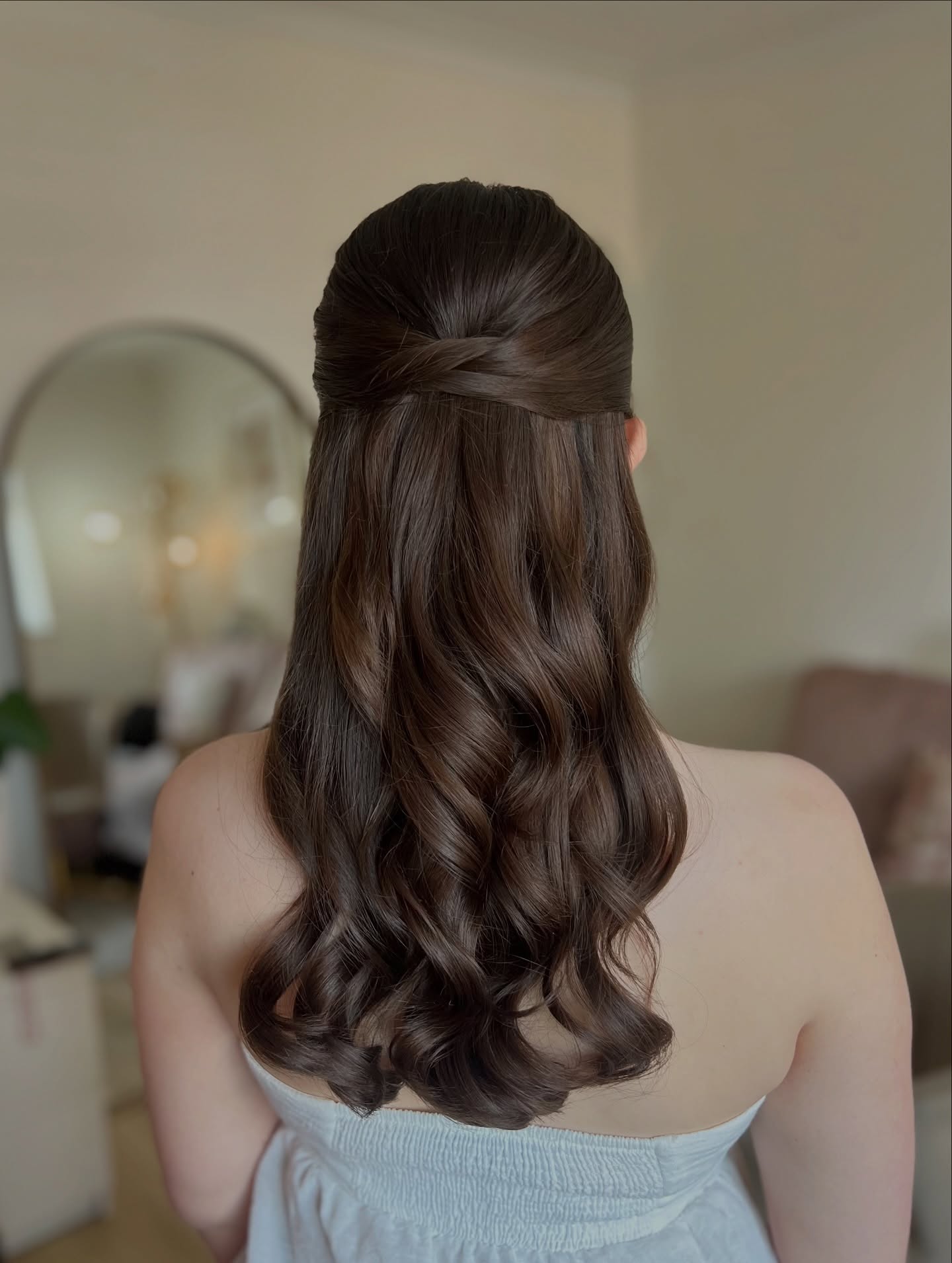Soft, romantic half-up waves with a timeless finish 🤍
Perfect for the modern London bride—effortless elegance that lasts from “I do” to the last dance.
•
•
•
•
#bridalhair #bridehairstyle #weddinghair #bridetobe #bridehairdo #updo #eventshair #weddinghair #eventshairstyle
#bridalhair #bridehairstyle #bridehairtrial #weddinghair #bridehairdo #weddinghairstyle #updo #hairstyles #halfuphair #londonwedding #londonbride #londonhair #bexleyhair #londonbridalhair #bexleybride #bride #kentbridalhair #kentweddinghair #londonweddinghair #halfuphairstyle #kentbridalhair
#kentweddinghair #kentbridalhairstylist #kentweddinghairstylist #weddinghairideas #weddingideas #bridalhairideas #londonbridalhair #londonbridalhairstylist #londonwedding