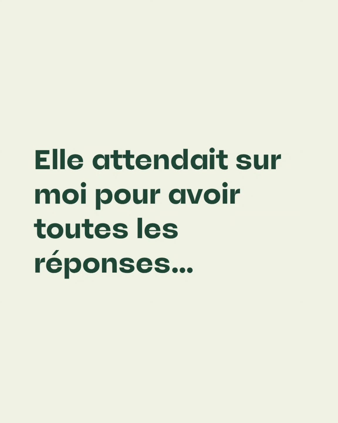 Parfois, chercher les réponses chez les autres ne parle pas d’un manque de savoir, mais d’un manque de confiance en sa propre capacité à se tromper, à essayer, à se corriger.
Comme si avoir tort était dangereux.
Comme si se tromper allait diminuer sa valeur.
Alors plutôt que de lui donner des réponses, je suis restée sur une autre posture : la renvoyer doucement qu’elle avait déjà en elle de quoi avancer.
Si toi aussi il t’arrive de ne pas oser parler ou t’exprimer alors que, dans le fond, tu sais que ce que tu dis a du sens, réautorise-toi à penser par toi-même.
Tu arrives à dire ce que tu penses ?