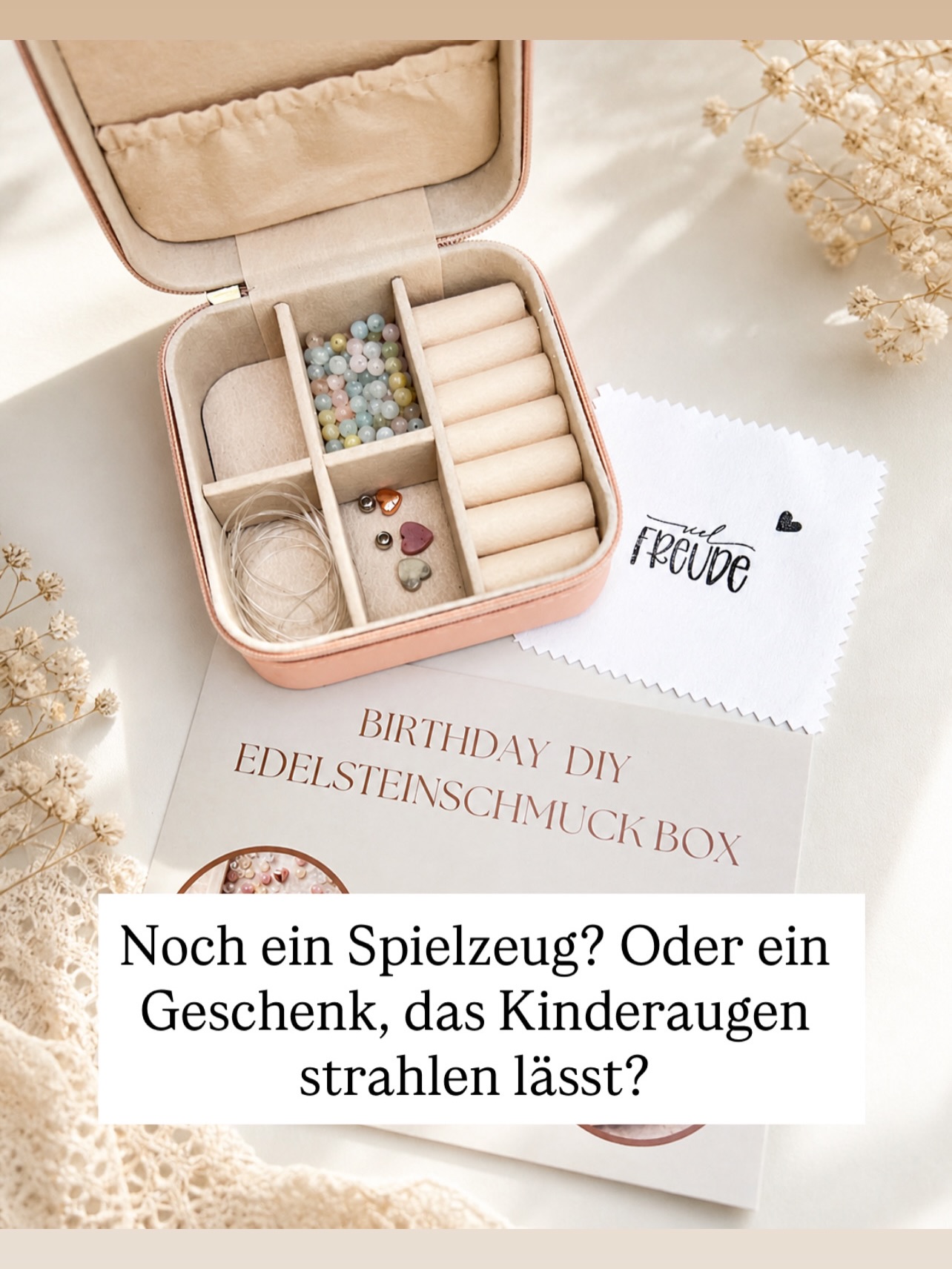 Endlich ist sie da:
die Birthday DIY Edelsteinschmuck Box.
Ein liebevoll zusammengestelltes Kreativset für Kinder, mit dem sie ihre eigenen Edelstein-Armbänder gestalten können.
In jeder Box findest Du alles, was es für 2 Armbänder braucht:
hochwertige Edelsteinperlen, elastisches Schmuckband, 2 Edelstahlperlen zum Schutz des Knotens und eine einfache Video-Anleitung per QR-Code.
Perfekt als Geschenk für:
Geburtstage
Gotti- oder Götti-Geschenke
kreative Nachmittage zuhause
Ferienbeschäftigung
Krankheitstage mit Langeweile
Kindergeburtstagsparty zuhause
Die Box ist mehr als ein Geschenk.
Sie schenkt Kreativität, Stolz und einen kleinen besonderen Moment.
Liebevoll zusammengestellt in meinem Vivescam Atelier in Bubikon.
Ab sofort erhältlich - in meinem Online Shop. Link in der Bio.