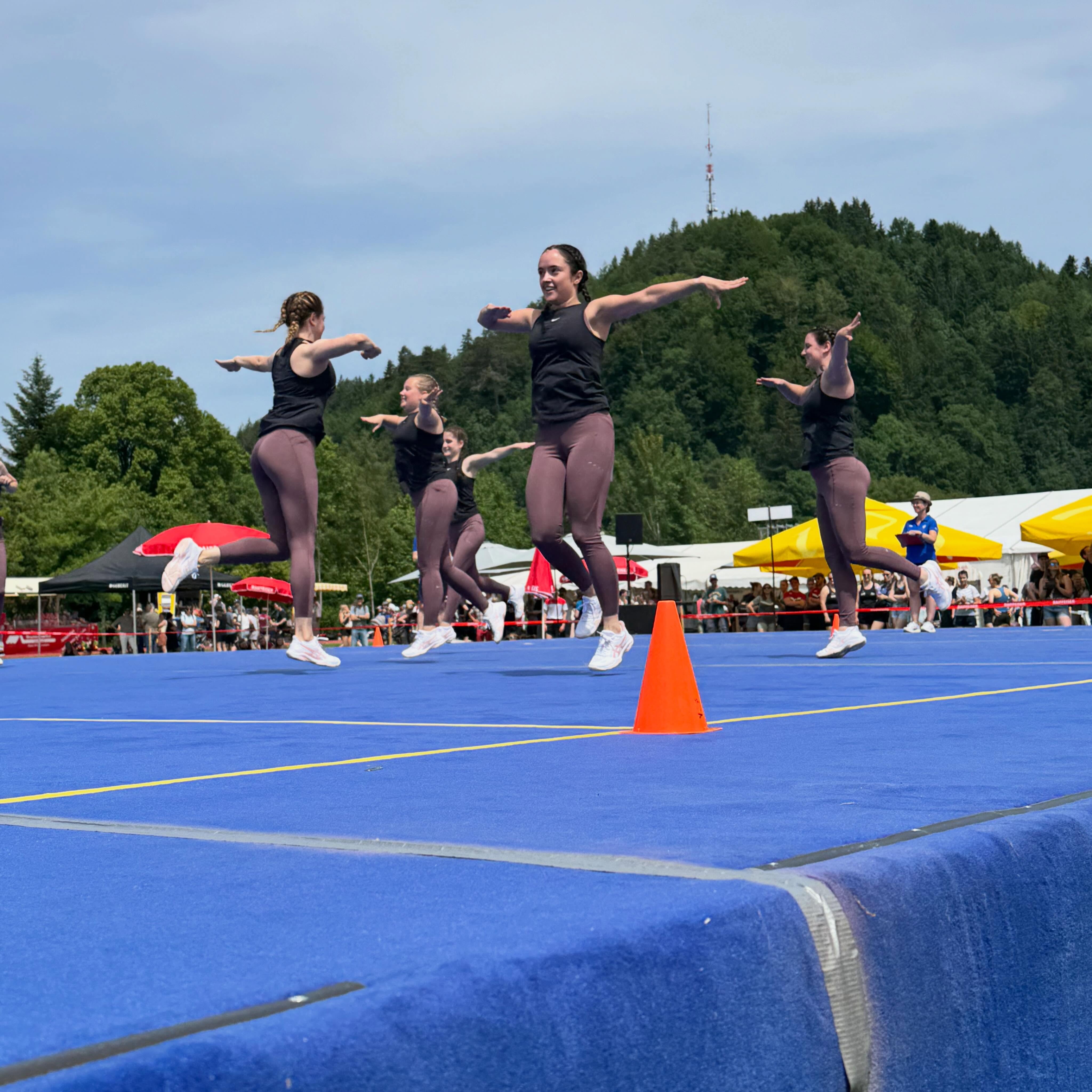 Einmal mehr durften wir am vergangenen Samstag mit dem @tannzapfe_cup in die Saison 2026 starten. Das Team Aerobic zeigte eine gute Leistung, welche mit der Note 8.88 und dem 21. Rang goutiert wurde. Am Barren und den Schaukelringe konnten die neu einstudierten Programme nicht wunschgemäss abgeliefert werden. Die Noten 9.17 (BA) und 8.95 (SR) sprechen für sich. Es reichte zum siebten bzw. neunten Rang. Nächster Halt -> @appenzeller_kantonalturnfest. Bevor die Tür für immer schliesst, durften wir den Sonntag noch ein letztes Mal in unserem Stammlokal Restaurant Mühle verbringen - vielen Dank Margrith für all die schönen Stunden welche wir bei dir verbringen durften, sie werden uns für immer in bester Erinnerung bleiben.
.
.
.
#tvschattdorf #mehralsturnen #turnenverbindet