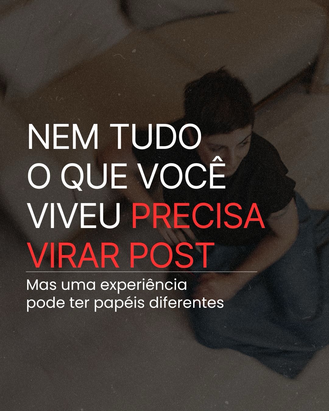 Uma trajetória profissional não vira comunicação estratégica quando tudo é tratado como conteúdo.
Esse é um erro comum: pegar experiências importantes e tentar transformar tudo em post, sem diferenciar função.
Mas uma experiência pode ter papéis diferentes.
Ela pode aproximar, educar, mostrar autoridade, revelar seu método, sustentar uma oferta ou até mostrar sua visão de mundo.
Quando você não faz essa separação, sua comunicação até pode ter valor, mas fica dispersa.
E conteúdo disperso exige esforço demais para gerar pouca percepção.
A pergunta não é apenas: “isso pode virar post?”
A pergunta mais estratégica é: “qual função essa experiência tem na minha comunicação?”
Isso fez sentido para você?