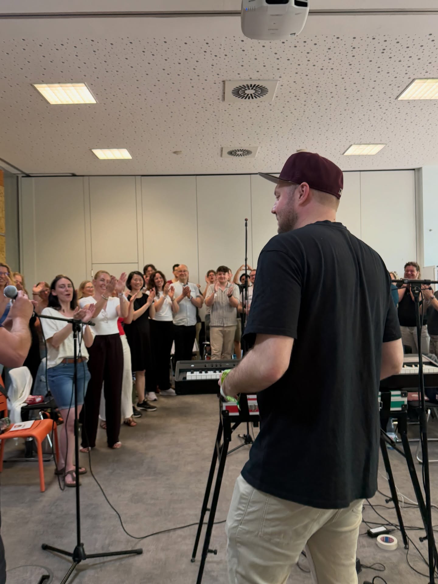 Chorfahrt 2026 in Blossin - ein tolles Wochenende! ☀️💦 Sonne im Gesicht, Musik im Ohr und einfach die besten Menschen um uns herum. 😍✨
Zwischen Proben, Dance-Moves und viel zu viel Lachen haben wir genau das gemacht, was wir am liebsten tun: gemeinsam singen, gemeinsam tanzen, gemeinsam Spaß haben. Danke an alle, die diesen Vibe möglich gemacht haben – ihr seid der Grund, warum sich der Popchor Spandau wie Zuhause anfühlt. 🙏🫶
Und das war erst der Anfang… Homecoming, wir kommen. Are you ready? 🚀
🎫 Jetzt Ticket sichern: Link in Bio
#Popchor #Choir #chorfahrt