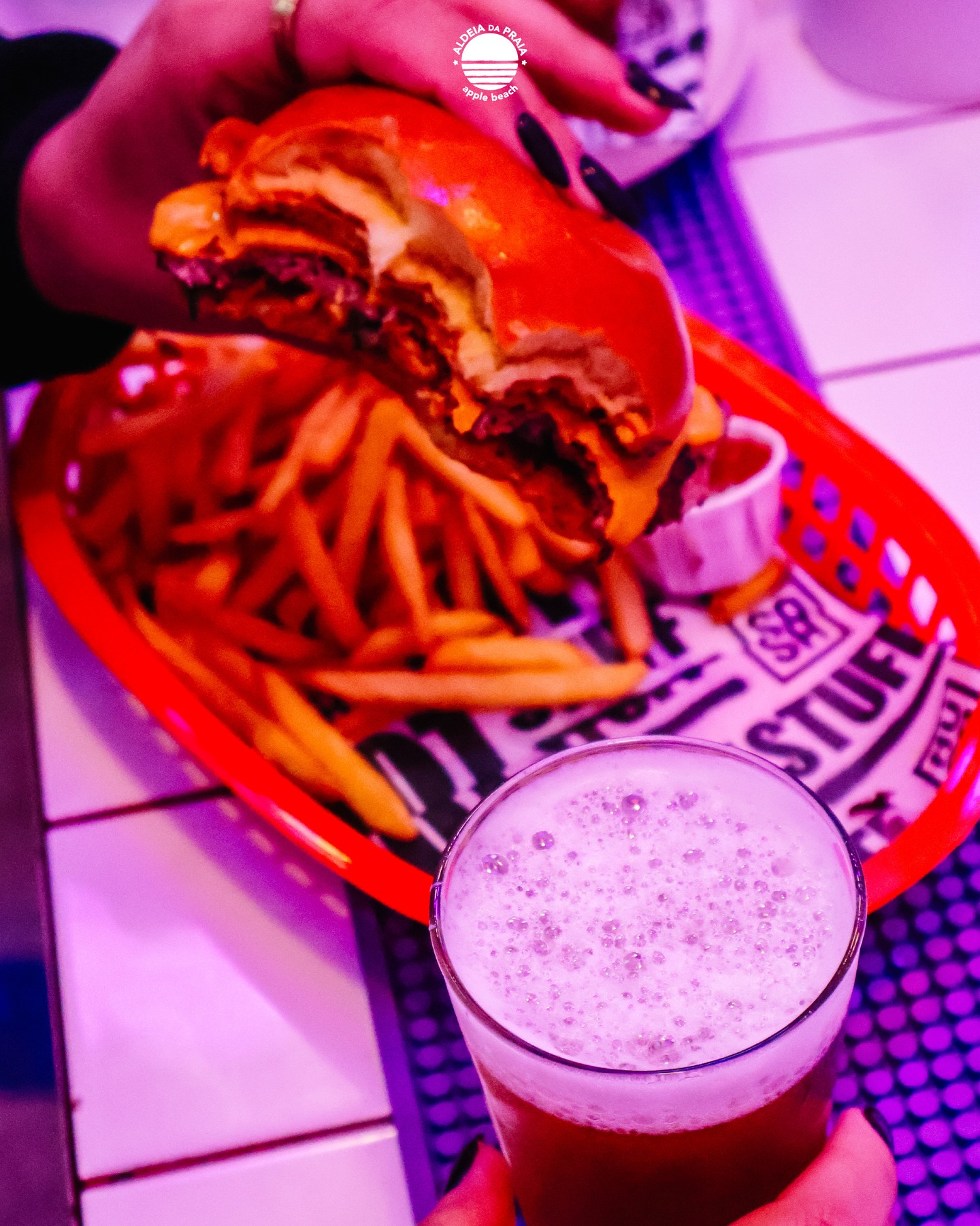 🇵🇹 O par perfeito não existe? @burgers_na_aldeia + @musaaldeiadapraia.
🇬🇧 The perfect match doesn't exist? @burgers_na_aldeia + @musaaldeiadapraia.
#aldeiadapraia #burgersnaaldeia #musaaldeiadapraia #foodlovers #cervejaartesanal #sintra #sintralovers #lisboa #lisbonfood #eatloca