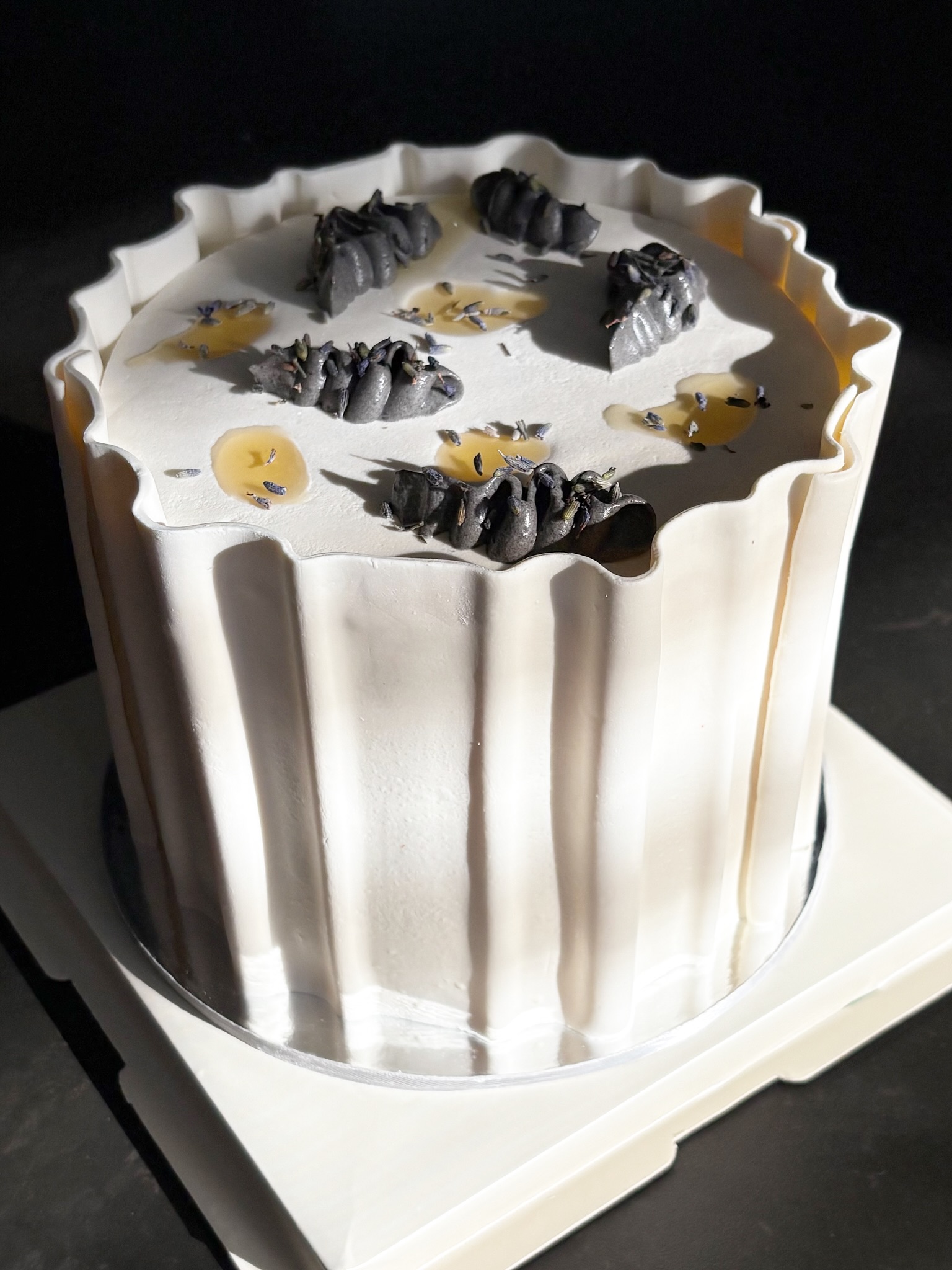 The black sesame-honey-lavender birthday cake I made last weekend 💗
#cakesph #customcakesph #birthdaycakeph #bakeryph