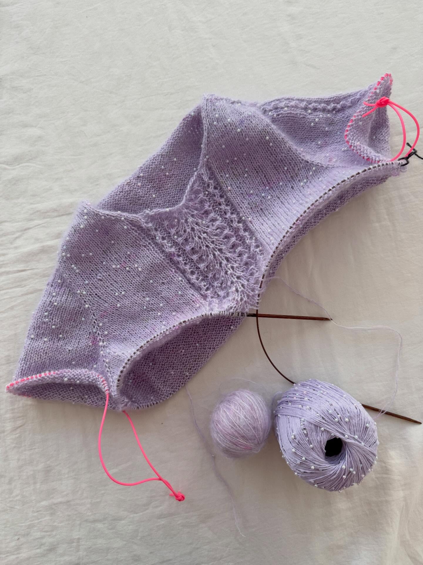 Do I need to tell you how much I love EVERYTHING about this design? 😍🥰
.
Hope you had a good start into the new week 💗
.
.
.
Pattern in progress by me - #ariellasweater
.
Yarn: Mermaid Tears in Lila und Moe in Wisteria by @pru_yarns
.
Advertising
.
#knitting #knittingaddict #knitknitknit #nevernotknitting