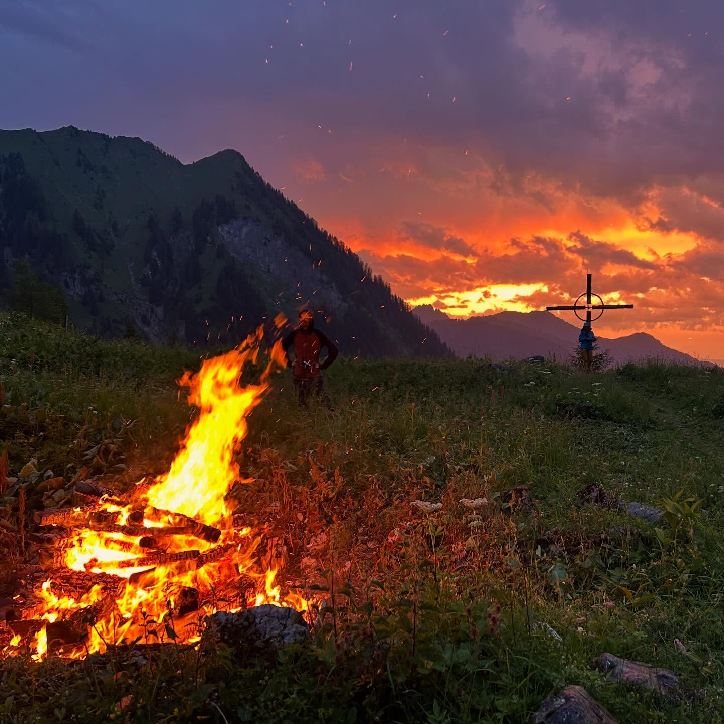 Auf Tage wie diese freuen wir uns besonders ✨🔥
Wir können es kaum erwarten, gemeinsam mit euch in die neue Saison zu starten.
Am 23.05. eröffnen wir endlich wieder 🏔️🍻
Tolle Abende, gute Stimmung und unvergessliche Momente warten schon – und wir freuen uns jetzt schon riesig darauf.
Die neue Saison wird super. Bis ganz bald 💛
#sarotlahütte #sommersaison #bergsommer #vorfreude #alpenvereinshütten