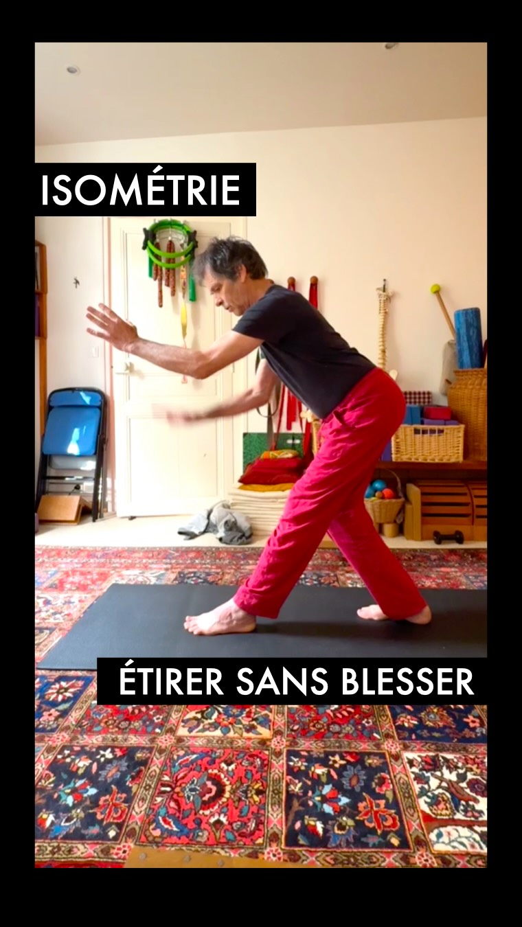 On pense souvent en yoga, à ‘étirer’ à tout prix, à chercher toujours plus de longueur, plus de souplesse, quitte à forcer sur nos attaches... ✨
On pense bien faire, mais cette quête de souplesse passive peut parfois fragiliser notre structure et fatiguer nos articulations en les sur-sollicitant.
Avec Serge, dans notre approche de Yogathérapie Posturale, nous privilégions une autre sensation, une autre voie : l’étirement en isométrie.
Regardez cette préparation à Parsvottanasana. L’idée n’est pas de tirer sur le muscle comme un élastique, mais de le tonifier tout en l’allongeant.
🌱 Le secret ? Déplier plutôt que tendre.
En créant un ‘point fixe’ (Serge explique ici comment ses pieds étirent le tapis), on met le corps sous une tension protectrice.
On ne subit plus l’étirement, on l’habite. On crée de l’espace (la décoaptation) tout en restant fort et stable. ⚖️🏛️
C’est une façon beaucoup plus douce et durable de prendre soin de ses asymétries et de libérer son dos.
👇 Et vous, avez-vous déjà ressenti cette force tranquille dans vos étirements ?
On échange en commentaires !
#YogaTherapie #CathetSergeYoga #Isometrie #Posturo #Formation