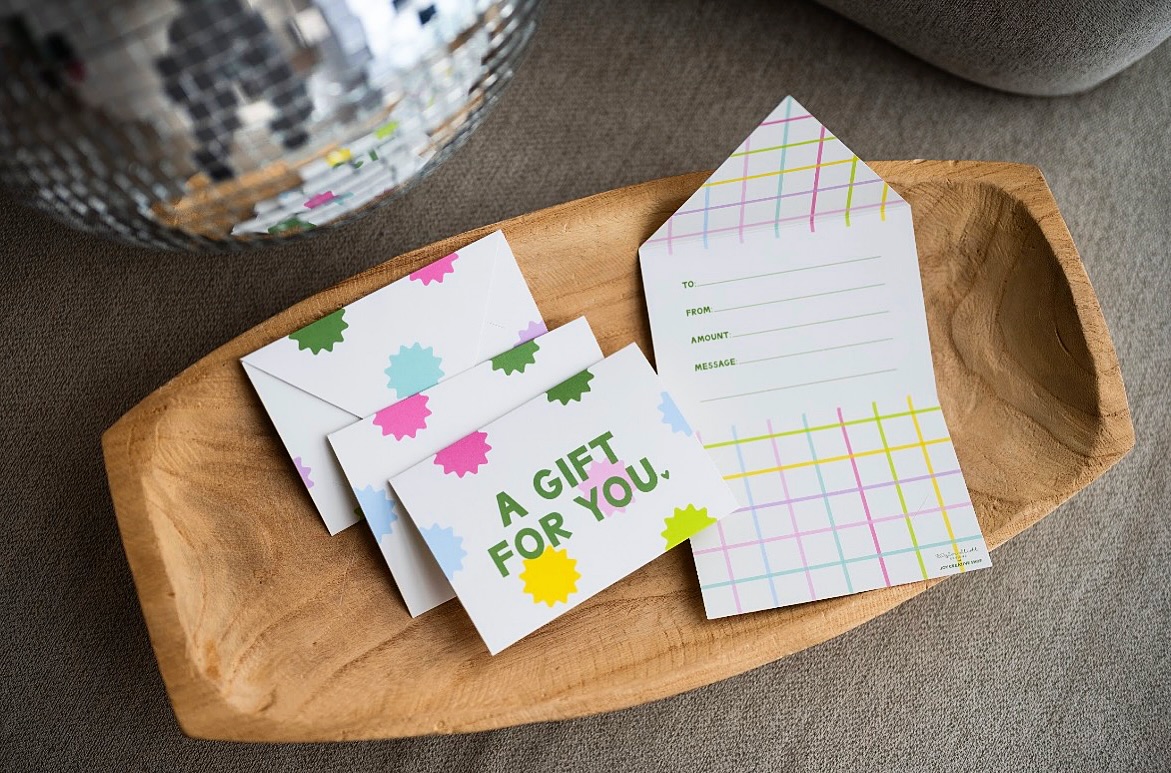 Anyone else wait till the last minute for Teacher Appreciation gifts? 🙋🏼♀️ Go grab a set of these adorable holders and pop in a gift card to their favorite coffee shop, salon, or store (we hope it’s us! 🛍️).
Each pack comes with 4 cards & envelopes! 💌 Pair it with another sweet gift from our shop for an extra thoughtful touch!
Only a couple packs left after Friday’s pop-up - get it before it’s gone & select porch pickup!