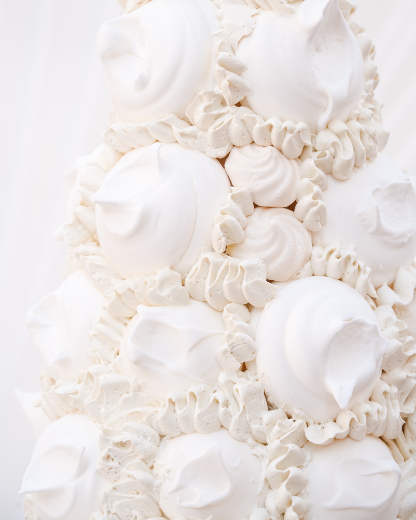 Facts about me: I love cake. I really love meringues.
This combo right here? My sweet spot.
Such a dreamy mix.
Esmerijn from @andcakestories was kind enough to let me try some… and let’s just say the photos aren’t the only sweet thing here 🤣🤍 Definitely made my day.
Featured on @wed_vibes — a beautiful take on lace and tulle, reimagined against monumental stone and shifting light.
In a space so architectural, so vast, love became the emotional center of every frame.
Light. Texture. Space. Love.
Concept & planning @letoileweddings
Content @bymel_bridalcontent
Photography @paolasalvianophoto
MUAH @mooibyyessica
Florals @bloombybeau @letoileweddings
Styling @letoileweddings
Dress @idoido.amsterdam
Gloves @cestjeanne
Cake @andcakestories
Stationery @loudesign.nl
Models @maerutten @sub10loading