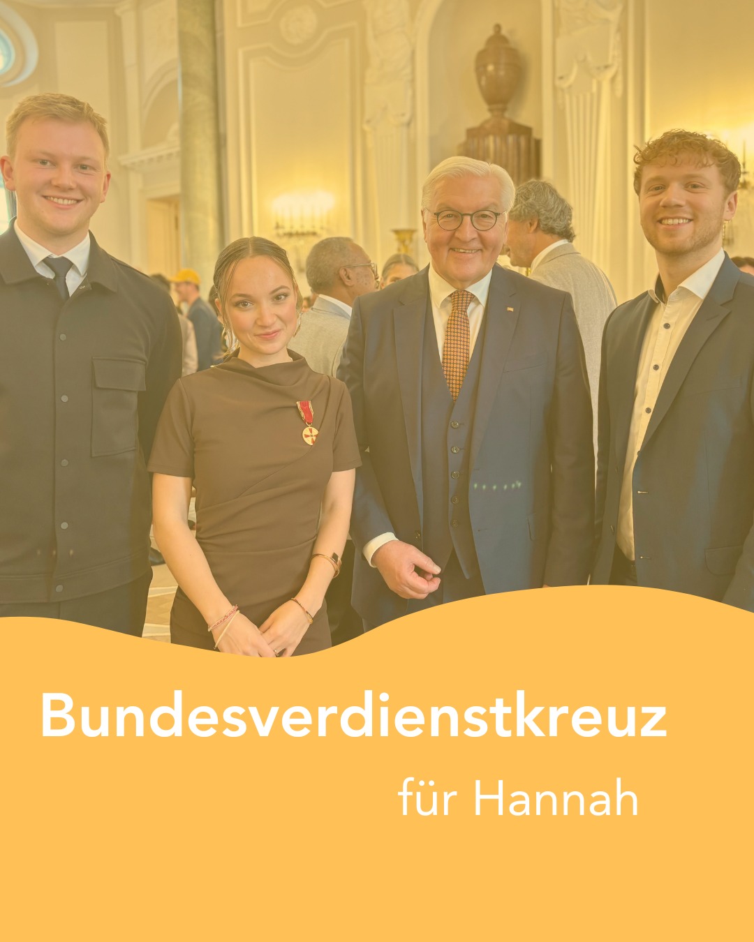 Am 1. Dezember 2025 wurde Hannah das Bundesverdienstkreuz in Form der Bundesverdienstmedaille überreicht. Was ein Moment!
Im Namen aller Mitglieder danken wir dir, Hannah, von Herzen für dein unermüdliches Engagement, deine Energie und deinen Blick für das, was möglich ist. Der größte Dank gilt ebenso Antonio Freeman, der das ganze Projekt in Ghana mit Hannah ins Leben gerufen hat und allen Engagierten unseres ghanaischen Partnervereins „Kinder Zentrum International“, welche jeden Tag die unermüdliche Arbeit leisten. Dieses Projekt steckt noch immer voller Potenzial. Wir freuen uns sehr auf alles, was daraus noch entstehen wird.
Diesen Erfolg verdanken wir auch allen, die uns mit ihrer Spende oder Arbeit unterstützen. Dank euch können wir unsere Arbeit tun!
Credit: Bundesregierung/ Steffen Kugler
.
.
.
#bundesverdienstkreuz #bundesregierung #schlossbellevue #verleihung #ghana🇬🇭 #ehrenamt