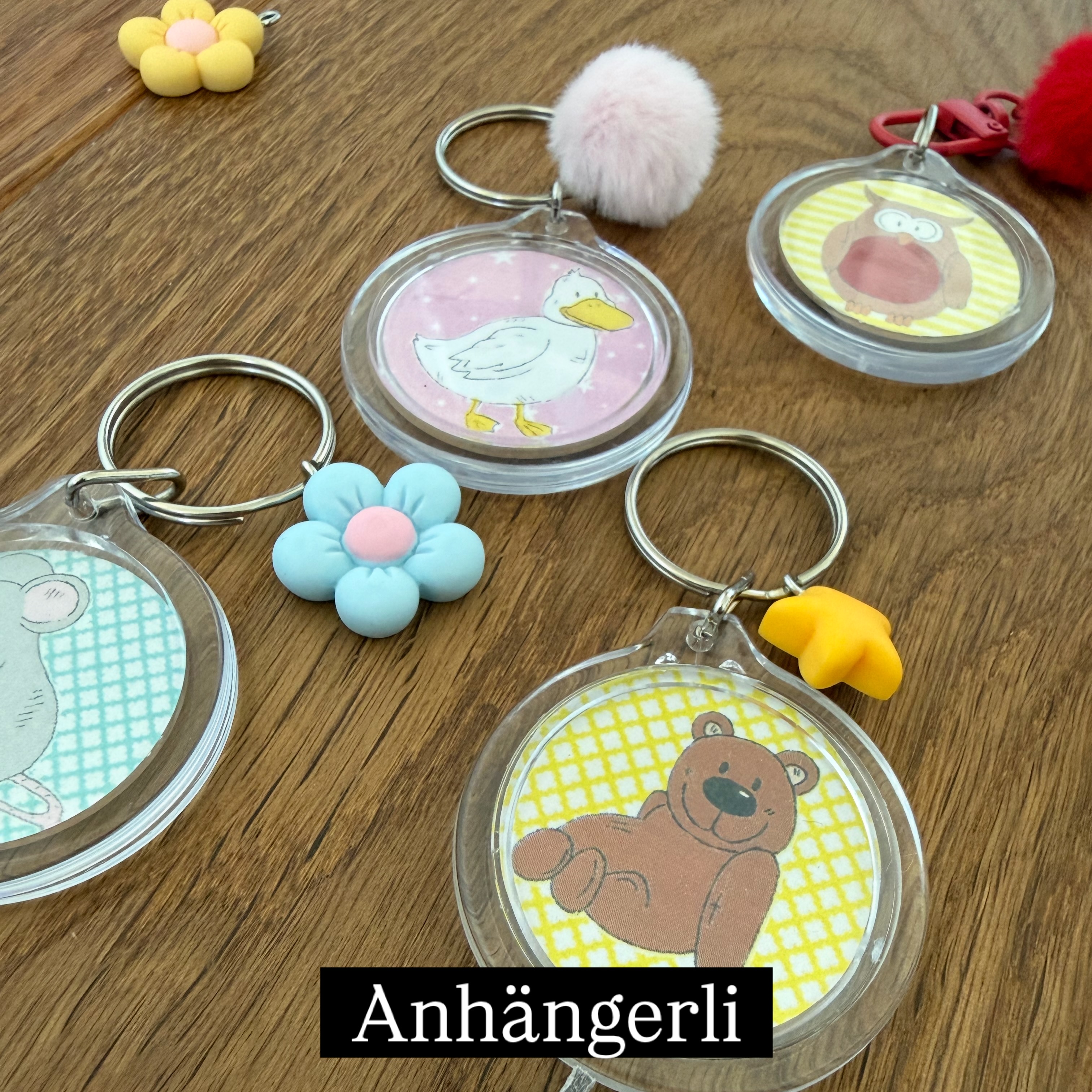 Anhänger fürs Täschli / Rucksack ✨️
Jedes Jahr gestalte ich für die neuen Kindergartenkinder ein Anhänger für das Täschli/den Rucksack.
Mit den Tierbildern von @bilder_garten ❤️
Die Kinder wählen am Wellentag/Schnuppernachmittag stolz ihr Tierbild aus.
(Und lassen den Anhänger fast nicht mehr los) 😉
Dieses Jahr dürfen die Kids dann auch die Fabe vom Glöggli oder dem Leder-Anhängerli wählen - bin schon gespannt.
❗❗
NEU
Es gibt ganz viele süsse Anhänger-Zusätze für Euch. 😍🥹
Auch habe ich schon Anhänger für den Schulbus/Hort gemacht.
Die Eltern haben den Anhänger dann am Morgen an den Leuchtstreifen geknipst (mit Spezial-Schlüsselring, so wussten die Kinder genau, wo sie nach dem Kindergarten hingehen.
= sorgt für Sicherheit und ist eine grosse Erleichterung im Alltag🙏🏻
Die Spezial-Schlüsselanhänger gibts bald auch.💖
Ich habe solche Anhänger auch schon verschenkt. Mit einem Foto von einem lieben Menschen im Himmel oder als Andenken an einen tollen Moment. ✨️
Auch kann ich mir gut vorstellen, solche Anhänger für ein Adventsgeschenk oder Geburtstagsgeschenk einzusetzen. 🎂
Ein tolles Foto aus dem Alltag oder ein Foto von der Führungsfigur..📸
Als Glücksbringer oder Mut-macher.. 🍀🫶🏻
Einfach ein Foto/Bild ausdrucken, ausschneiden, einlegen und Deckel raufdrücken💯
Was wäre Deine Idee❓️
Die Anhängerli gibts im Shop für Euch - schnell sein lohnt sich🌈🤩