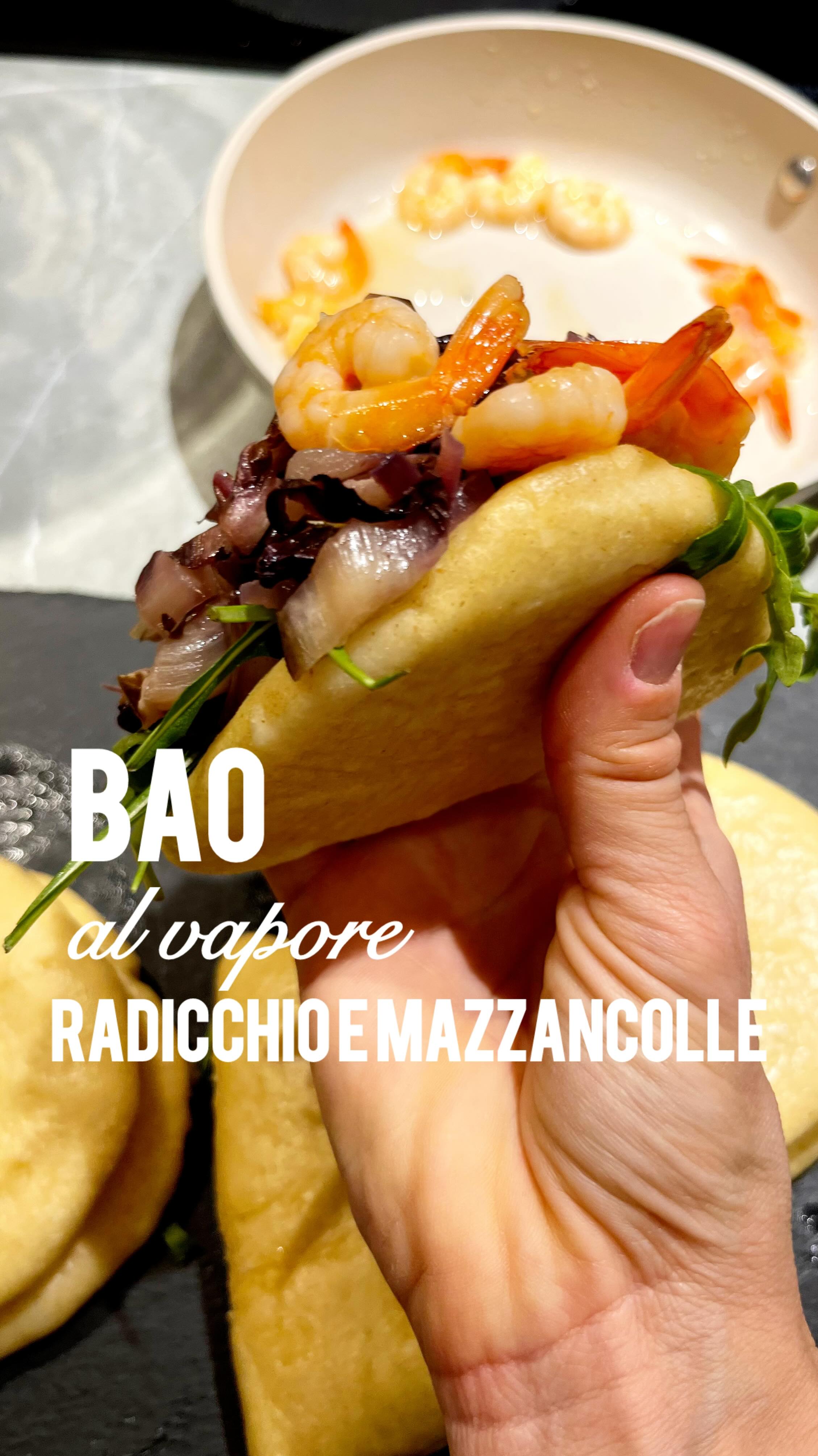 🥟 BAO fatti in casa… ma in versione veloce (e irresistibile)
👉 scrivimi BAO nei commenti per avere la ricetta dell'impasto dei bao e tutti i dettagli sulla cottura !!
Morbidi e caldi. Diversi dalla solita piadina. E la cosa bella? Li fai davvero con pochi ingredienti.
Per il RIPIENO:
- Cipolla
- Radicchio
- Rucola
- Olio e sale
- Mazzancolle
Taglia la cipolla a rondelle. Aggiungi acqua e fai stufare la cipolla con il radicchio, aggiusta di sale. Cuoci finché il radicchio diventa morbido.
In una padella a parte fai cuocere le mazzancolle con un filo d'olio.
💬 Prepara i BAO : scrivimi BAO nei commento per avere la ricetta dell'impasto !
Il risultato?
Bao soffici, leggermente compatti ma perfetti da farcire con ripieni ricchi.
Salva la ricetta perché li rifarai. Sicuro.
#valigiainfarinata #foodviral #ricetteveloci #cucinacreativa #fοοdphοtography
bao fatti in casa ricetta facile, bao al vapore veloce, pane cinese soffice, ricetta bao senza lievitazione lunga, bao con lievito istantaneo, come fare i bao in casa