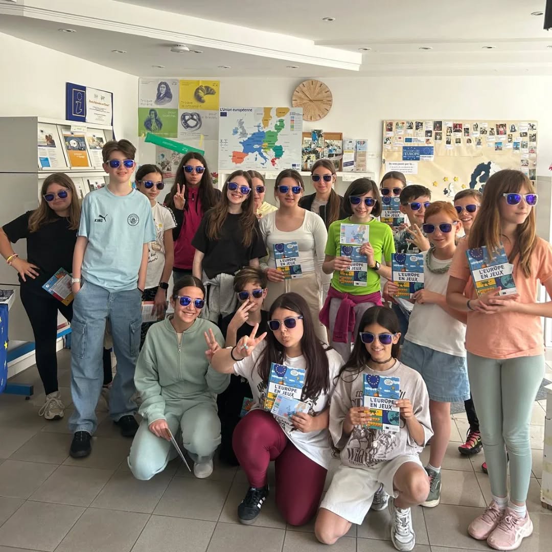 La Maison de l’Europe de Nîmes a eu le plaisir d’accueillir l’école Philippe Perrin pour une activité organisée avec le groupe franco-italien autour du jeu "La carte de l’Union européenne" , animée par notre volontaire européenne italienne 🇮🇹🇪🇺
Un beau moment d’échange, de découverte et d’apprentissage autour des valeurs européennes et de la diversité culturelle.
Merci à tous les participants pour cette belle rencontre !
#MaisonDeLEurope #Nîmes #UnionEuropéenne #Éducation #Interculturalité