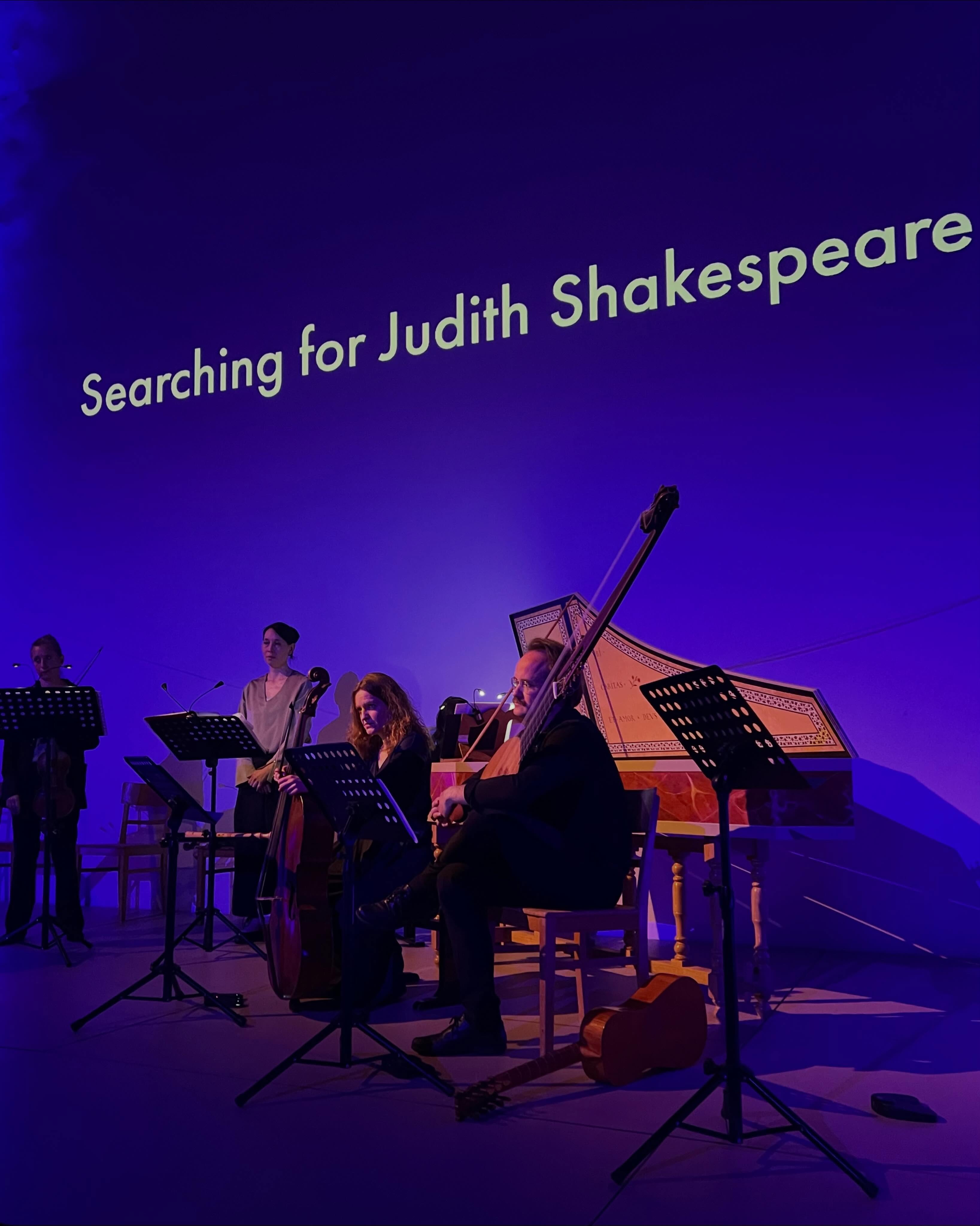 💙 Wir schauen zurück auf SONUS FEMINÆ 8 in der Villa Elisabeth Berlin: ein inszeniertes Konzert zwischen barockem England und Kaija Saariaho.
🔮 Gemeinsam mit unserem langjährigen Produktionspartner Kulturbüro Elisabeth (@st.elisabeth.villaelisabeth) und einem fantastischen Ensemble begaben wir uns mit “Searching for Judith Shakespeare” auf die Suche nach Spuren, Leerstellen und Resonanzen weiblicher Musikgeschichte.
✨ Erstmals stand bei SONUS FEMINÆ mit Kaija Saariaho eine zeitgenössische Komponistin im Zentrum. Ihr vollständiges “The Tempest Songbook” erklang in einer Bearbeitung für historische Instrumente – als deutsche Erstaufführung.
🎼 In den Zwischenräumen dieser Klangwelt begegneten wir Musik von Elisabetta Gamberini, Elizabeth Turner, Mrs Philharmonica und Lady Dering sowie Texten von Zeitgenossinnen. So entstand ein Abend über Künstlerinnen zwischen Vergangenheit und Gegenwart.
👥 Ensemble Cité des Dames & Guests:
Pia Davila – Sopran
Jonathan Boudevin – Bariton
Miako Klein – Blockflöte & Violine
Mari Sawada – Violine
Prisca Stalmarski – Violine
Karen Lorenz – Viola
Lea Rahel Bader – Violoncello
Raivis Misjuns – Kontrabass
Martin Steuber – Laute
Jia Lim – Cembalo
Yalda Zamani – Dirigat
Regie: Iñigo Giner Miranda
Dramaturgie: Guillem Borràs Garriga
📂 Gefördert durch den Hauptstadtkulturfonds (@bundeskultur)
📷 © Kilian Dumann (@kili_kit_ty)
@miakoklein @jia.keys @piadavilala @jonathanboudevin @priscastalmarski @learahelbader @raivichek @steuber.martin @iginer @guillem.hh
#sonusfeminae #citedesdames #komponistinnen #femalecomposers #womeninearlymusic
