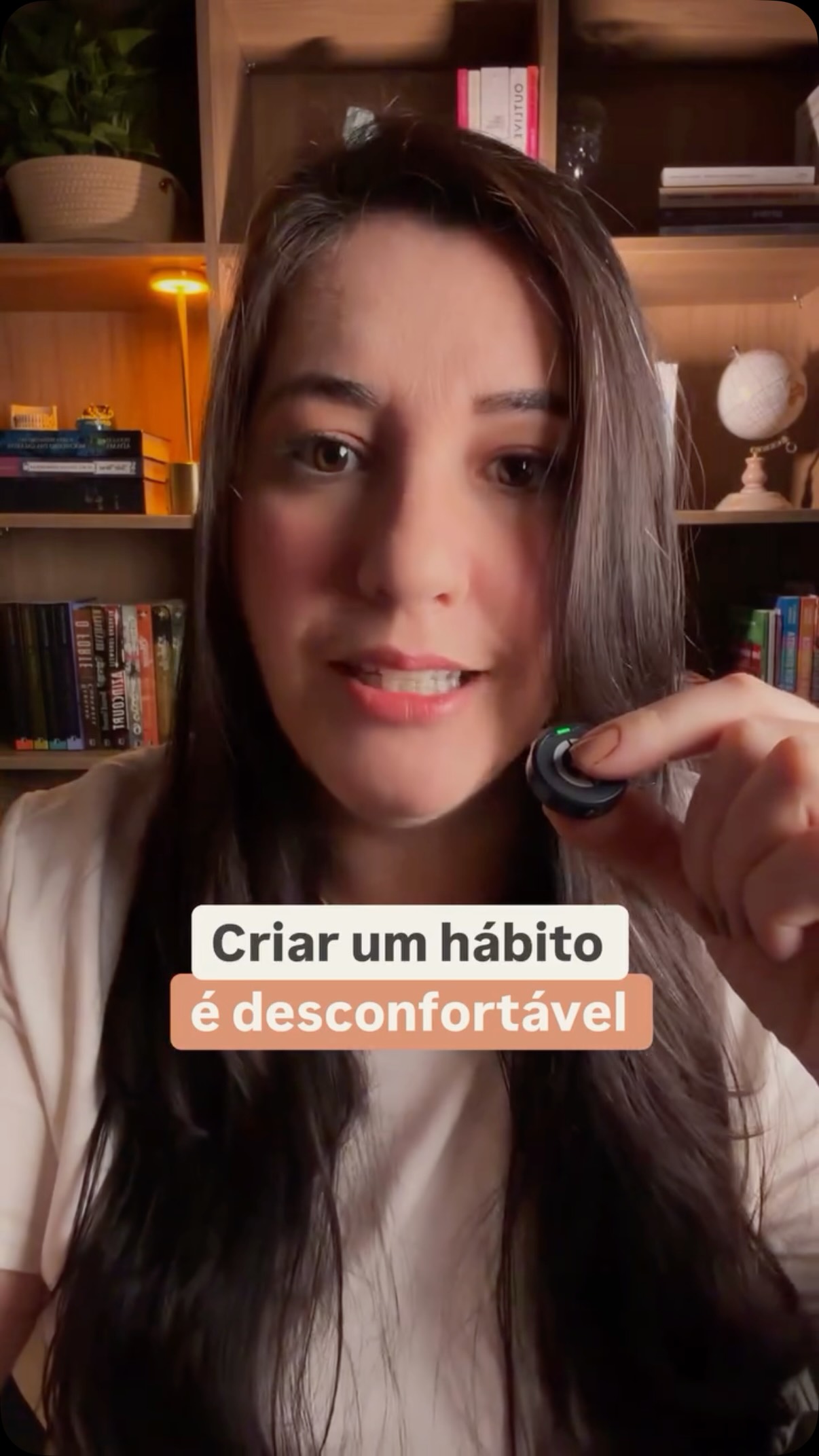 A versão de 2 minutos não é uma estratégia pra “quando você não tá bem.” É a estratégia.
O cérebro não aprende com a intenção (seria ótimo né?), ele aprende com a repetição do circuito, mesmo que pequena.
BJ Fogg explicou isso de uma forma muito clara em seu livro “Micro-hábitos”, o que sustenta um hábito não é o tamanho da ação, é a frequência com que o circuito é ativado.
Então esse desconforto diminui porque o caminho fica familiar, não porque você ficou mais disciplinada.
Me conta aqui qual é a versão mínima do hábito que você quer criar?
