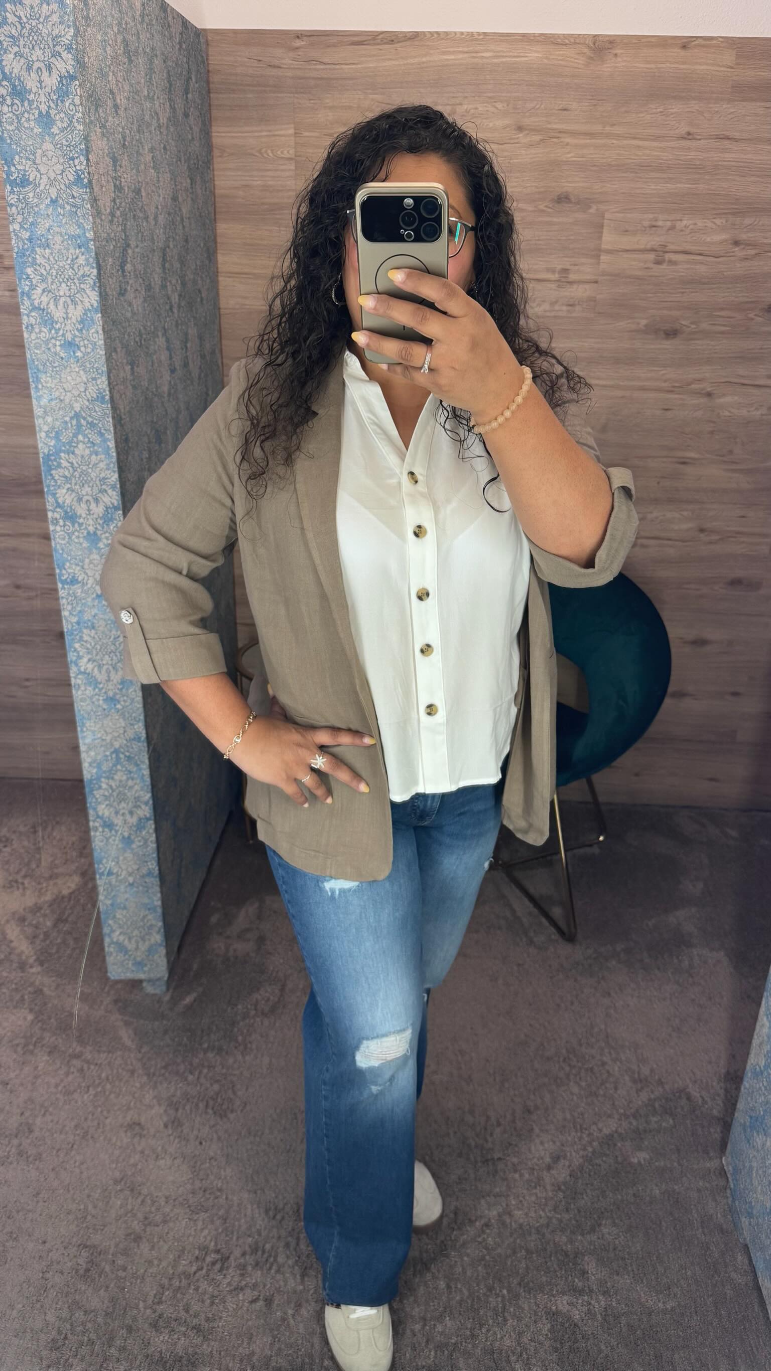 Langweilige Curvy Outfits? NICHT BEI UNS! ✨
Bei uns gibt’s keine Kompromisse.
Keine Versteck-Spielchen.
Keine „geht schon“-Looks.
Sondern Styles, die sitzen.
Looks, die auffallen.
Und Outfits, die dich strahlen lassen 💃🏼🤍
3 Outfits, 3 Statements und jedes zeigt: Curvy kann so viel mehr als „basic“.💪🏼
Unsere neue Curvy Kollektion ist da und sie ist alles, nur nicht langweilig ✨
Komm vorbei & erlebe den Unterschied selbst 🫶🏼
Und jetzt ehrlich: Welches Outfit ist deins? 1, 2 oder 3? 👇🏼
#curvyfashion #ettlingen #marxzell #plussizefashion #connectedbyfashion