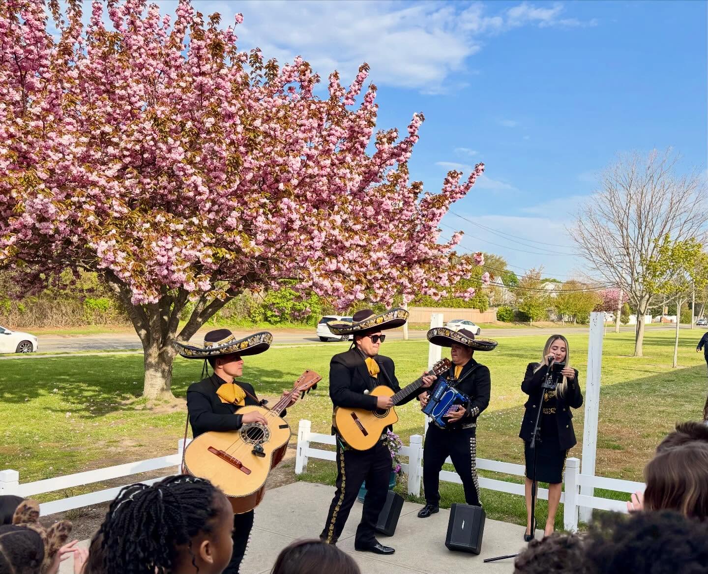 This morning, a mariachi band kicked off the Cinco de Mayo celebrations at Bridges!🇲🇽