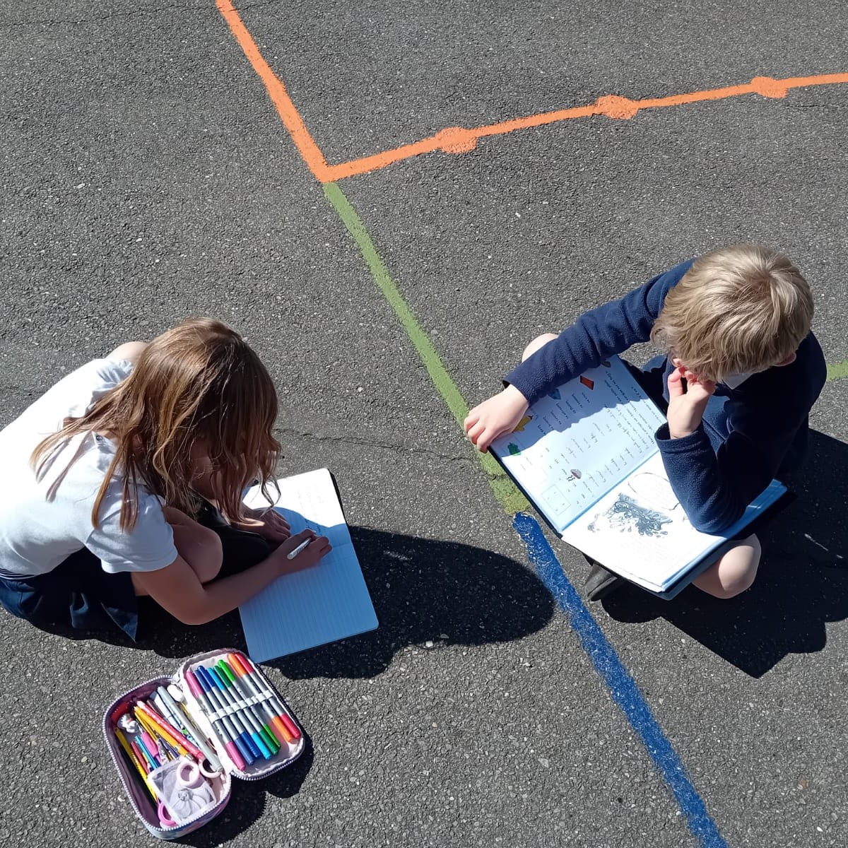 Il y a quelques temps, dans la cour de récréation, entre deux jeux, deux élèves de P1 se sont retrouvés pour travailler leur dictée… ensemble.
Un moment simple, presque discret, mais tellement précieux.
À Saint-Joseph, ces petits gestes font partie du quotidien. Ils racontent bien plus que des apprentissages : ils parlent de solidarité, de bienveillance et de cette attention à l’autre que nous cultivons chaque jour 🥰.
#dictee #entraide #ecoleprimaire #ecolematernelle #viescolaire #ecolesaintjosephohain #ecolesaintjoseph #ecolestjosephohain #ecolestjoseph #ecoleohain #ecolelasne #ecolesdubrabantwallon #vivrealasne #communedelasne #ohain #lasne