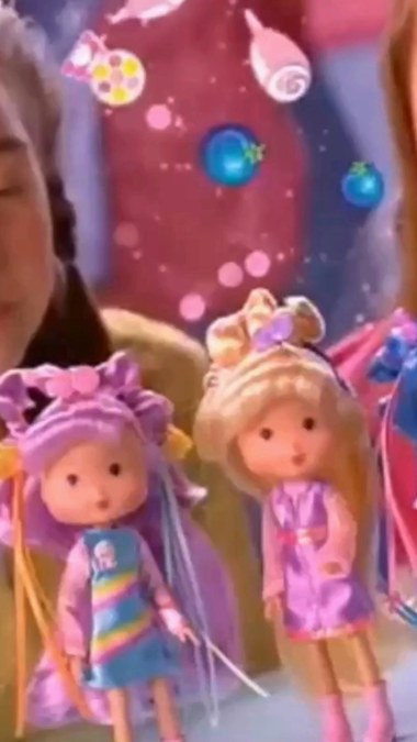 🔓 Happy #MondayMemory Berry Besties! There's a berry sweet scent wafting in from the vault...🍓 Who here remembers Strawberry Shortcake's candy-scented dolls and their magical Fruity Beauty Salon?🍬
Which Candy Pop doll had your berry favorite candy scent?🍭✨
#MondayMemory #BerryVerseVault #StrawberryShortcake