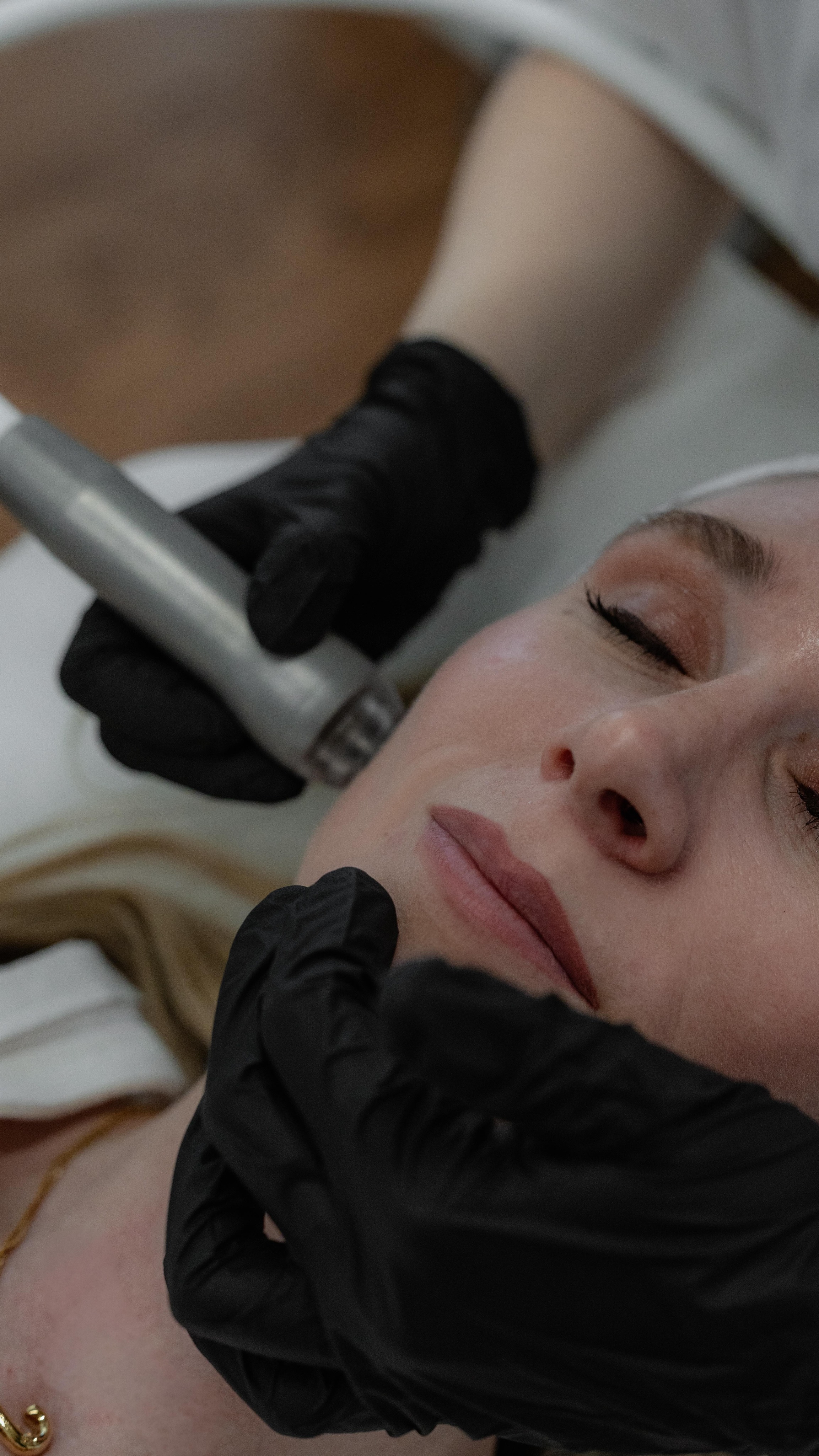 Cleansing, tranquility, deep relaxation—a brief moment with a profound effect.
-
Reinigung, Ruhe, Tiefenentspannung - ein kleiner Moment mit großer Wirkung.
#skincare #aquafacial #hautpflege #medical