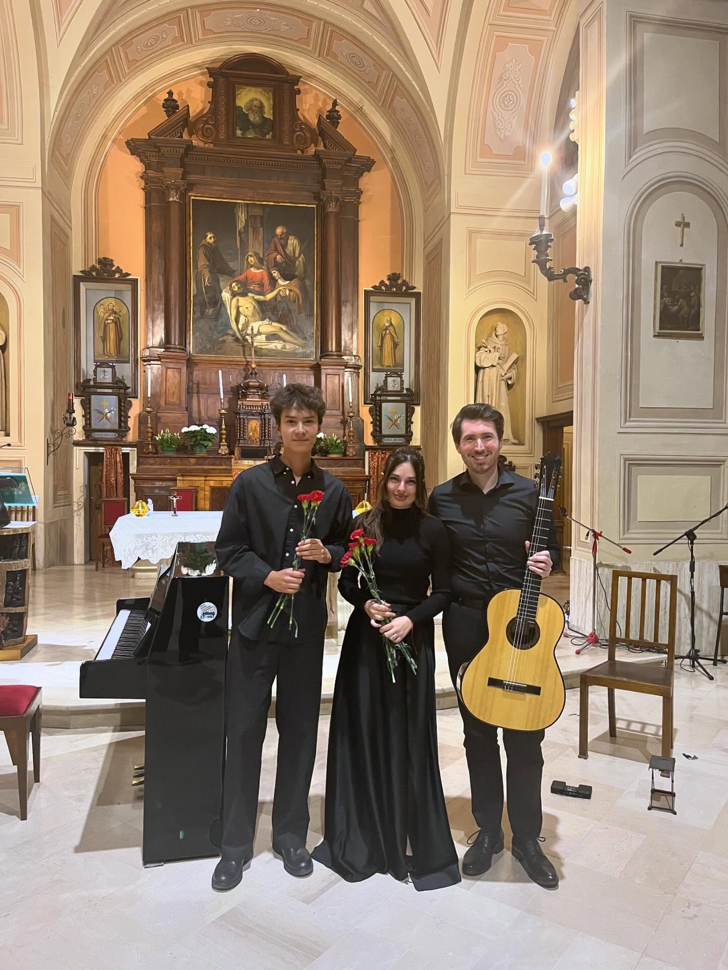 25.04 • Imola
Secondo appuntamento della stagione primaverile nella Chiesa dei Frati Cappuccini. 🌱
Abbiamo avuto il piacere di ospitare il duo soprano-chitarra formato da Elene Sanadze (Georgia–Italia) e dal chitarrista Giovanni Noventa. Un concerto elegante e intenso, accolto con grande entusiasmo dal pubblico, culminato in un vocalizzo finale eseguito come bis che ha lasciato la sala in un’atmosfera sospesa e profondamente emozionata.
Al centro della serata è tornato anche il giovane pianista Timofei Lifshits, già ospite del festival e recentemente vincitore del secondo premio al Concorso Internazionale “Domenico Scarlatti” @scarlattipianocompetition di Trapani.
Ha interpretato il celebre Valzer in do diesis minore di Chopin e, dopo le calorose ovazioni del pubblico, la Sonata “Aria” di Scarlatti come bis.
Grazie al pubblico di Imola e agli ospiti arrivati da Bologna per l’energia, l’ascolto e il sostegno ai nostri concerti.
#galamusicfestival #imola #musicaclassica