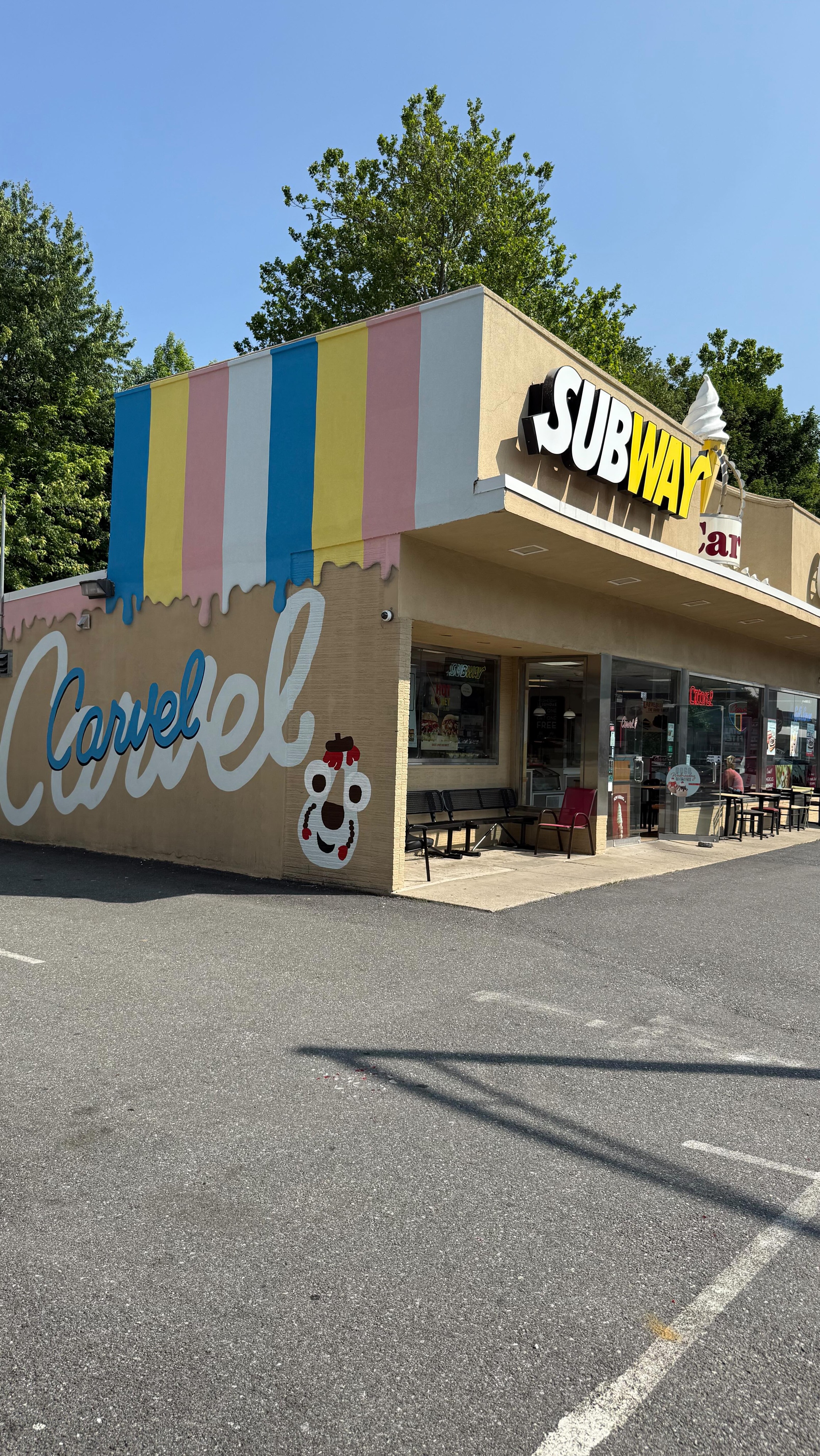 Stopped by for a sandwich… ended up adding a little color to the whole spot
Love turning simple places into something fun and full of life. Makes grabbing food feel a bit happier
Would you stop and take a pic here? 👀
#westchestermurals #muralart #wallart #custommurals #creativeprocess