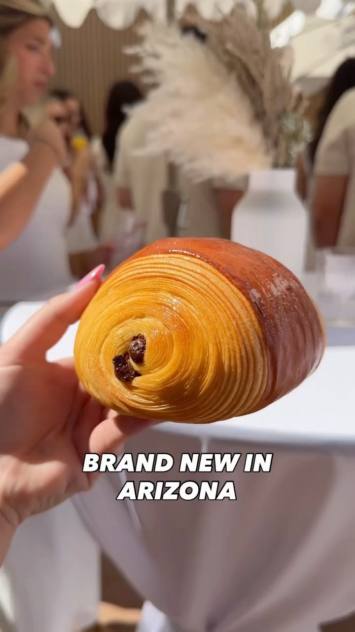 BRAND NEW IN ARIZONA!🥐 @sable_boulangerie officially opens on May 13th in Downtown Gilbert! This new spot is bringing incredible and authentic French flavors to Arizona and they even import their flour and butter straight from France! Chef William Porter is a Gilbert native who spent the past few years training and working in the best spots in Paris and Dubai! This is a MUST TRY! Let us know if you check it out!!
📍Sablé
228 N Gilbert Rd
Gilbert, AZ 85234
#croissant #arizona #gilbert #newinaz #sablé