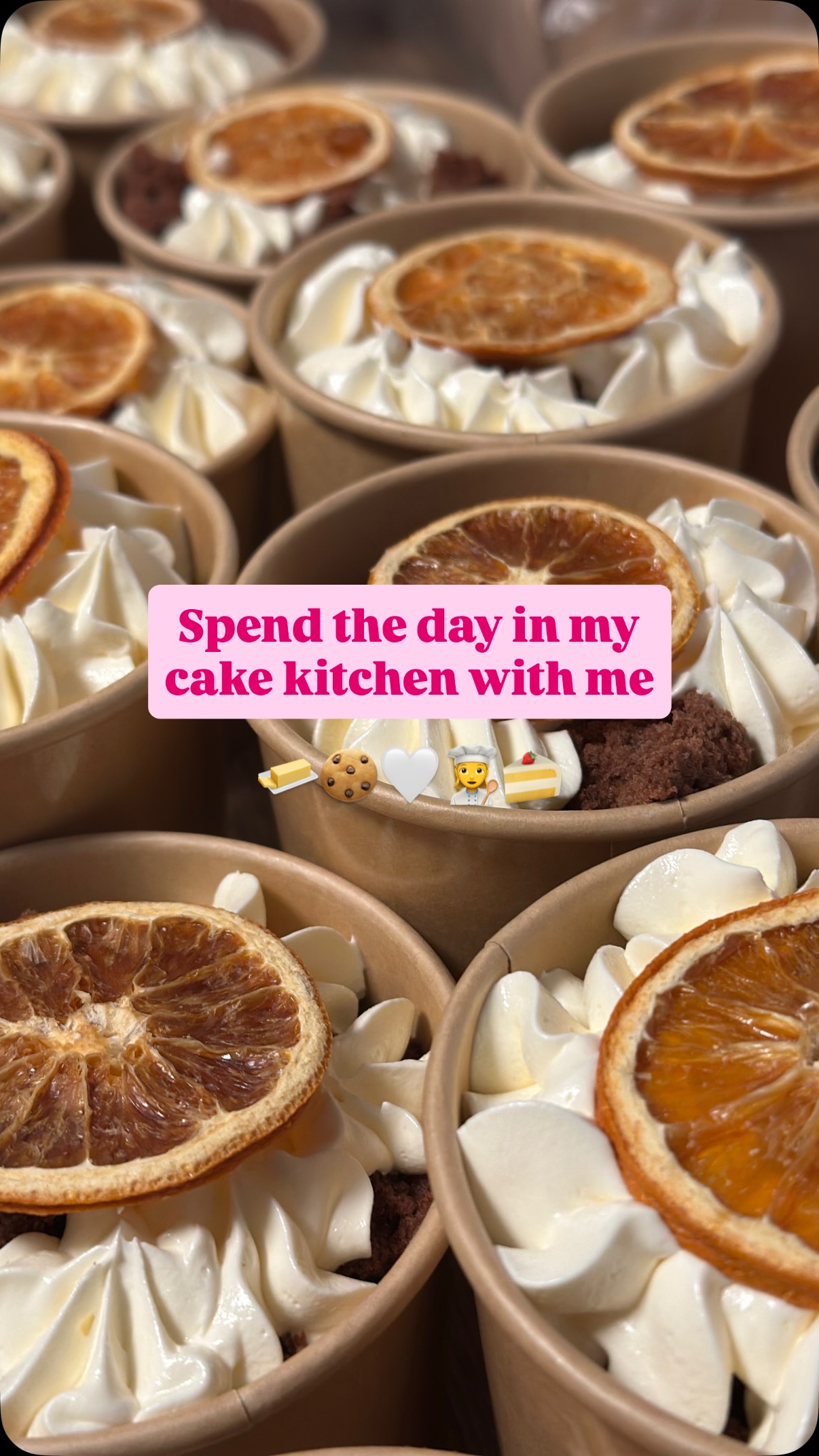 A little day in my cake kitchen 🤍
Fridge full, mixer on, cake layers stacked, buttercream everywhere… just a tiny glimpse of what goes on behind the scenes before a cake is ready to leave the studio.
My favourite kind of working day 🍰