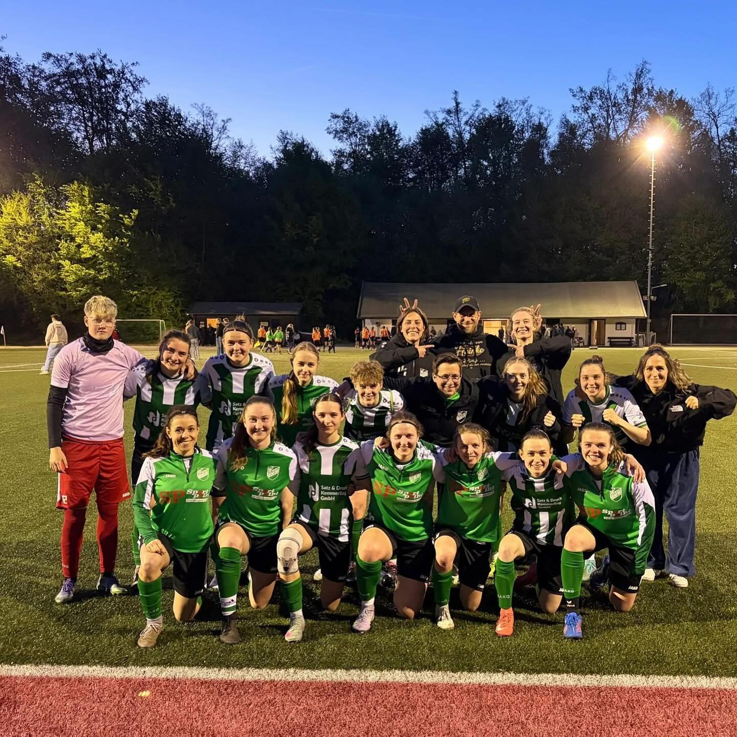 ⚽🏆 Thülener Damen ziehen erneut ins Pokalfinale ein 🏆⚽
FC Ostwig-Nuttlar - SV Thülen 1:5 (1:1)
Tore:
Katja Betten ⚽⚽
Sophia Kloppenburg ⚽⚽
Emily Schütte ⚽
Die Fußballdamen des SV Thülen haben sich durch einen 5:1 (1:1) Sieg beim Tabellenführer der heimischen Kreisliga, FC Ostwig-Nuttlar, erneut für das Pokalfinale qualifiziert.
Hier trifft der Westfalenligist auf den Sieger der Partie zwischen dem FC Nuhnetal-Züschen-Dreislar-Hesborn und dem FC Fleckenberg-Grafschaft.
Das Halbfinale wird allerdings erst am 22.05.2026 ausgetragen.
Trotz des erwartbaren Gewinns des Halbfinals beim drei Klassen niedriger spielenden FC war Trainer Dominique Heinke überhaupt nicht zufrieden mit dem Auftritt seiner Mannschaft.
Der SVT bot eine eher unterdurchschnittliche Leistung beim Kreisligisten.
Besonders die erste Spielhälfte war eines Westfalenligisten nicht würdig.
Lediglich Emily Schütte konnte eine der wenigen Torchancen per Fernschuss zur schmeichelhaften 1:0-Führung nutzen (10.).
In der 37. Minute standen die Gäste bei einem Angriff des FC nur Spalier. Prompt klingelte es im Kasten von Thülens Torfrau Johanna Hoppe. Der Ausgleichstreffer war symptomatisch für das schläfrige Auftreten der kompletten Mannschaft.
Mit dem Unentschieden ging es in die Halbzeitpause. Coach Heinke war sichtlich bedient und nahm gleich alle vier möglichen Wechsel vor.
Im zweiten Durchgang wurde das Spiel des Favoriten vom Thülener Scheid dann etwas besser. Sie spielten zielstrebiger nach vorne und agierten schneller und zeigten sich lauffreudiger.
Der SVT konnte seine Überlegenheit dann auch endlich in Tore umwandeln.
Die eingewechselten Sophia Kloppenburg und Katja Betten sorgten mit jeweils zwei Treffern am Ende für den 5:1-Sieg.