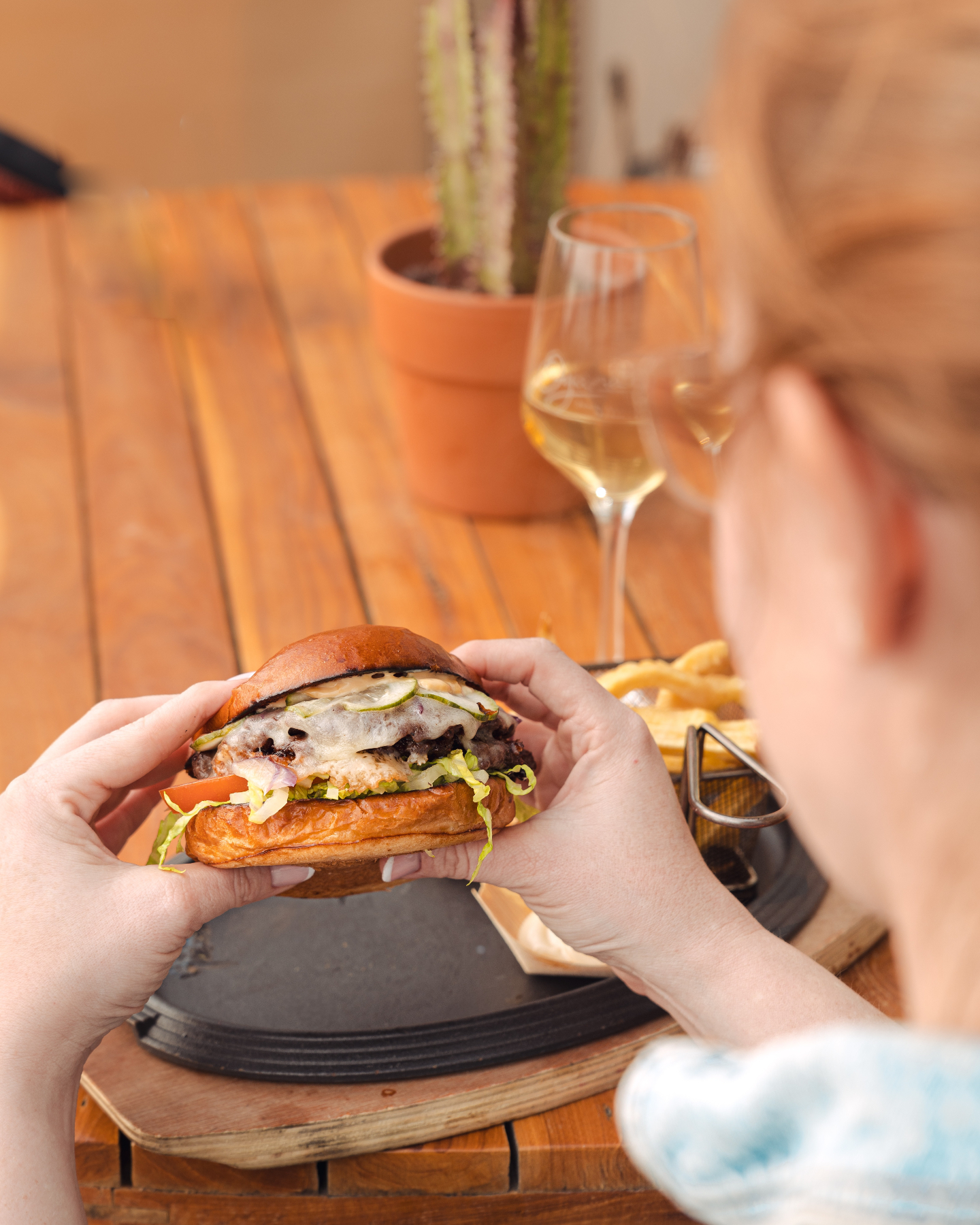 Burger, fries and beach views, name a better trio πππ
At Oyana, comfort food comes with style: juicy, satisfying and made to enjoy with your feet in the sand.
Warning: cravings may occur.
#MorningGoals #oyanabeach #oyanabeachrestaurant #marbellarestaurant #marbelladining #marbellabest #marbellaforlife #marbellaeast #oyanafood #experienceoyana #foodexperience #timetoslowdown