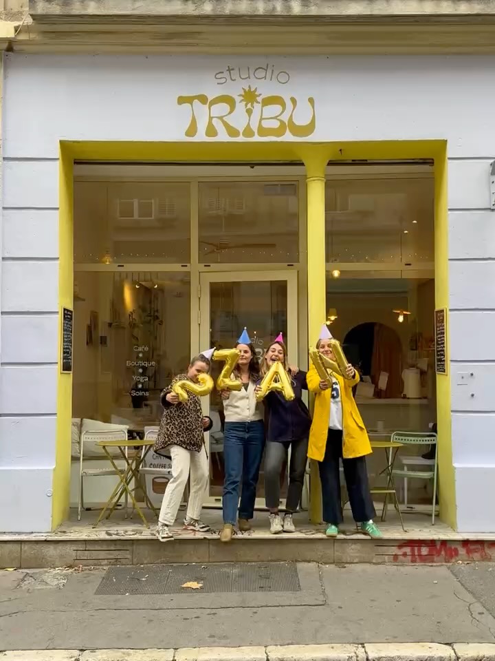 🚨BREAKING NEWS 🚨
- Personnes sensibles, s’abstenir 😢😢😢 -
💔Notre Alice adorée quitte la Tribu pour se consacrer à l’événementiel, sous format traiteur. Vous pourrez retrouver ses douceurs ici @delbiche pour de la cuisine méditerranéenne et muyyyy gourmande! Nous regrettons déjà ses cookies au matcha… 🍪 🌮🍰🥑🍳
Nous cherchons donc une nouvelle perle pour reprendre l’espace café/cantine du studio à partir de septembre 🌞
💡L’idée est la suivante : tu loues l’espace cantine, cela devient ton endroit. Tu peux ensuite disposer de tout le matériel à dispo pour élaborer tes délices en ton nom - il faut donc avoir, à minima, une micro-entreprise 💼
N’hésite pas à nous écrire en DM ou à studiotribumarseille@gmail.com pour plus d’infos! 💌
Nous avons hâte de te lire et de te rencontrer, la perle! 📿🧋