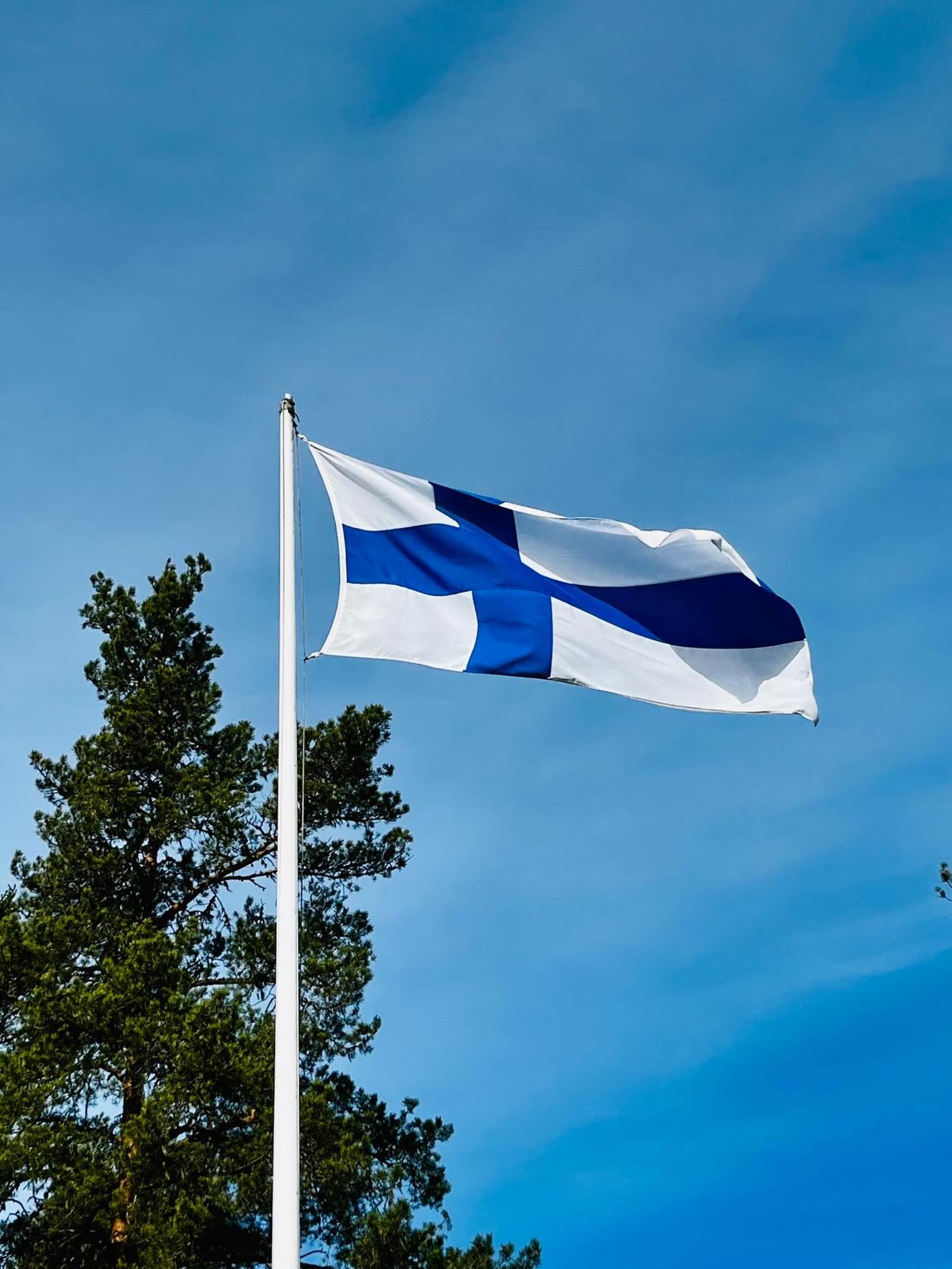 En koskaan aarteita maailman,
voi palkaksi sulle kantaa.
Vaan sydänlämpöisen kiitoksen näin,
äiti, sun lapsesi antaa. Oikein hyvää ja aurinkoista äitienpäivää! 🥰❤️🫶🏻