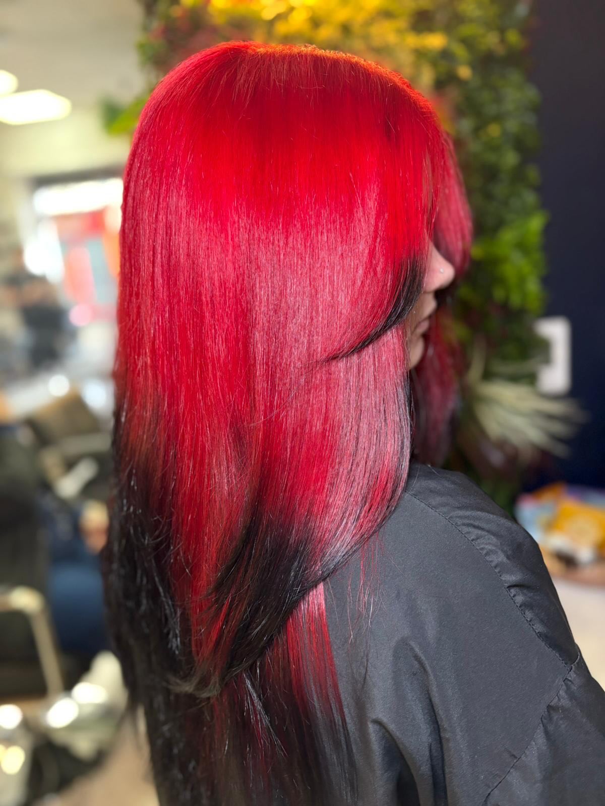✨ From faded copper to bold, head-turning red ❤️🔥
We refreshed the colour, boosted the vibrancy, and blended it seamlessly into black tips for that rich, dimensional finish 🖤🔥
Healthy, glossy, and full of life again ✨ By graduate stylist Ellie🫶🏻
@lorealpro @lorealpro_education_uki