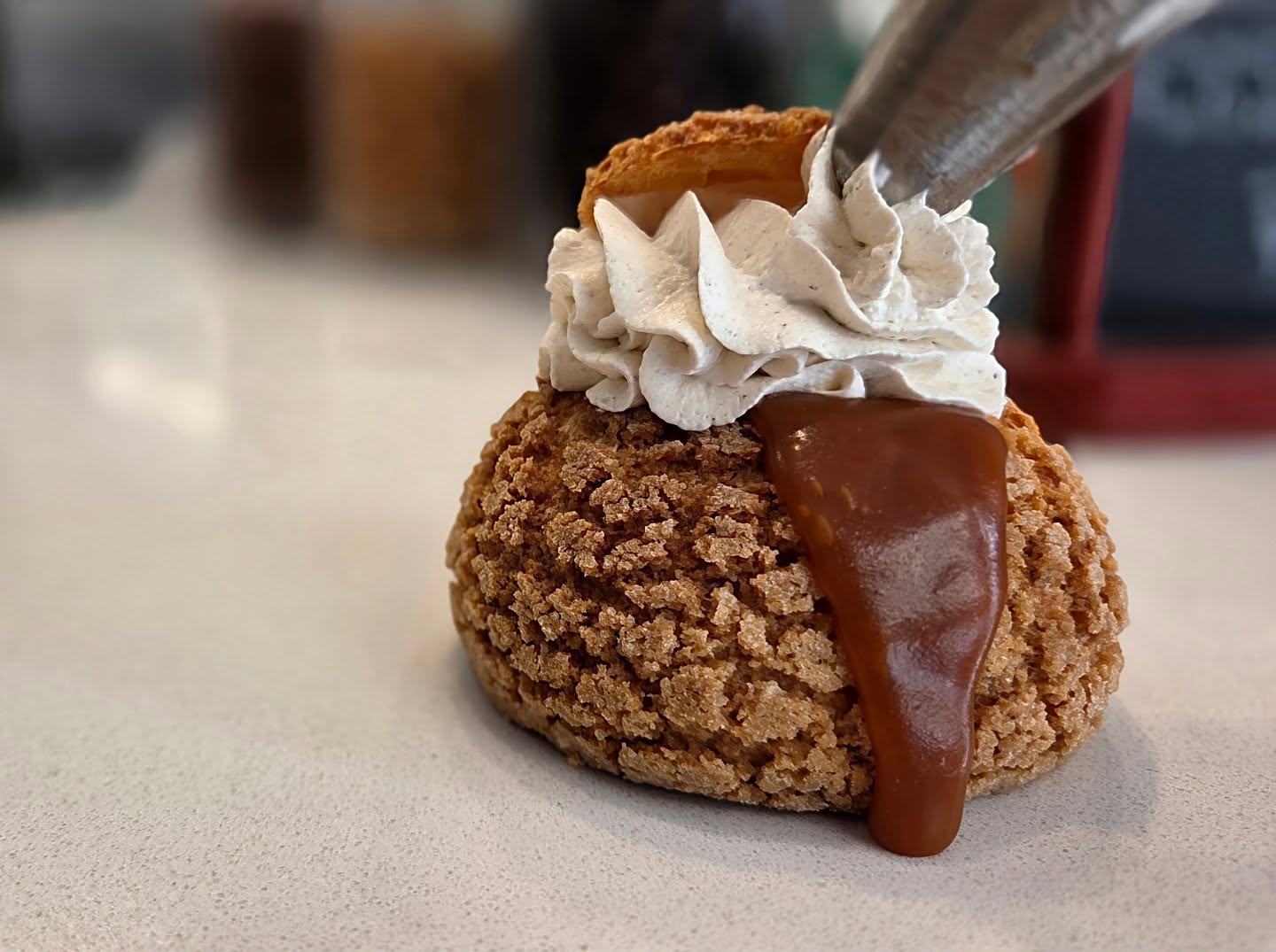 LE CHOU MINUTE
Un chou croustillant, garni minute…
Et surtout
Un cœur coulant qui déborde à la première bouchée !
Crème légère, texture fondante, gourmandise…
Le genre de chou qu’on ne partage pas.
Chez Jonathan Le Pâtissier
14 avenue Maréchal Foch à Nice
Quantités limitées — plaisir maximum !
#nice06 #patisserie #choux #gourmandise #instafood