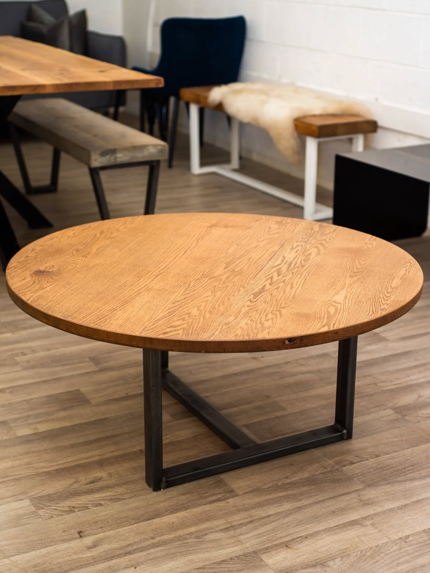 ***IN STOCK***Reclaimed Round Coffee Table in Dark Oak!
This one is ready to go – no waiting times.
Visit out website today before it's gone!
See our bio for our website link.
.
.
.
#darkoak #madetolast #bespokefurniture #coffeetable