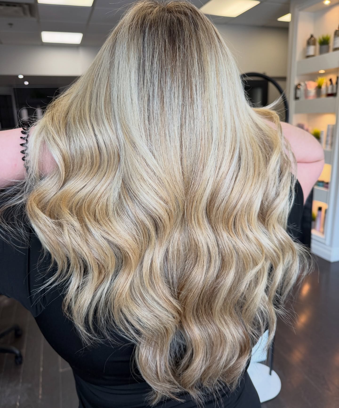 Goodbye harsh grow out 👋✨
We transformed this blonde with brighter creamy ribbons, and a seamless blend from root to ends 🤍
The result: expensive-looking blonde that grows out beautifully, feels healthier, and keeps dimension instead of looking flat or overprocessed ☁️✨
Blonde doesn’t have to be high maintenance when it’s customized properly.
DM us or call to book your summer refresh ☀️
📍Studio M Hair Design
📞 (416) 817-990