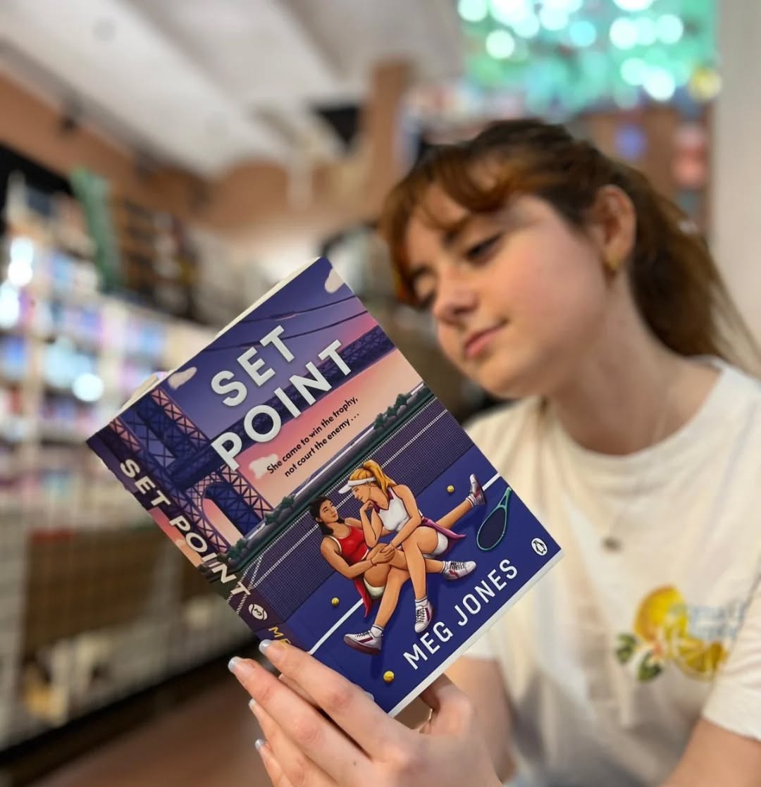 Current reads, current obsessions ✨
Here’s what’s been taking over the team’s bookshelves lately:
Mar is reading Set Point by Meg Jones — a sizzling sapphic enemies-to-lovers romance between two rival tennis superstars, taking place during the US Open.
Jess is reading Between Two Fires by Christopher Buehlman — a brutal, atmospheric mix of medieval horror and dark fantasy, taking the reader through plague-ravaged France as heaven and hell collide.
Vic is reading Strangerland by Monika Radojevic — a soaring, emotionally rich story about the power of love to transcend languages, borders and time. (A perfect pairing with our Migrant Tales pop-up book club, we think!)
Marta is reading The Ending Writes Itself by Evelyn Clarke — a locked-room literary thriller where six writers are stranded on a private island competing to finish a dead author’s final manuscript. Full of publishing drama, sharp satire, and classic mystery energy.
Abbie is reading Gratitude by Delphine de Vigan — quiet, moving, and beautifully written, centering on memory, ageing, language, and the small acts of kindness that stay with us long after they happen.
Tell us what’s currently on your nightstand 👀
Our TBR pile was never going to stay manageable anyway 📚
#indiebookstore #Barcelona #newreleases #bookstagram
