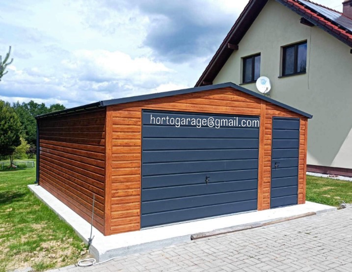 Wir stellen Ihnen unsere Garage vor.
📏Abmessungen:
* Breite: 5 m
* Länge: 5 m
* Firsthöhe: 2,7 m
Farben:
* Wände in einem warmen, honigbraunen Holzton
* Garagentor und Eingangstür in Graphitfarbe
* Dachverkleidung ebenfalls in Graphitfarbe
🚪🔩Konstruktion:
Es handelt sich um eine Garage in Stahlbauweise, die mit Paneelen in Holzoptik verkleidet ist. Das Dach ist ein Satteldach. Die Vorderseite ist mit einem breiten Schwingtor und einer separaten Eingangstür ausgestattet, was sehr praktisch ist.
✅Vorteile:
* ästhetisches, modernes Erscheinungsbild
* die Kombination aus Holzdekor und Graphit sorgt für einen eleganten Effekt
* das Satteldach leitet Wasser und Schnee gut ab
🚗🧰🎿Verwendung:
* Garage für ein Auto mit Platzreserve an den Seiten
* Heimwerkerwerkstatt
* Aufbewahrung von Fahrrädern, Werkzeugen, Rasenmähern, Reifen und Gartengeräten
* kann als kleiner Hauswirtschaftsraum oder Abstellraum dienen
💻📲👨💻 eine ähnliche Garage oder andere Details wünschen, mailen Sie hortogarage@gmail.com, gehen Sie auf den Link in der Bio oder rufen Sie an
📞 +49 177 4242452
📞 +49 152 246 74 361