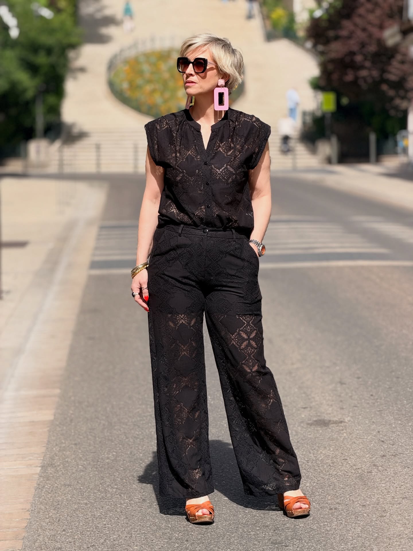👉 Tu penses que le noir affine… mais sur toi ça ne fonctionne pas ?
Et pourtant… tu continues à t’habiller tout en noir “par sécurité”.
❌ Résultat :
– silhouette tassée
– look sans relief
– et zéro effet “wahou”
👉 Le problème, ce n’est pas le noir.
👉 C’est COMMENT tu le portes.
✨ Ici, regarde bien :
✔️ La chemise Kyoto légèrement ouverte → ça allonge le haut du corps
✔️ Le pantalon Joel fluide et large → ça structure sans mouler
✔️ La dentelle → elle capte la lumière, elle donne du relief
✔️ Les accessoires → ils réveillent tout le look
💡 Moralité :
👉 Le noir peut être ultra puissant… à condition de créer du contraste et du mouvement
Sinon ?
👉 Il t’éteint au lieu de te sublimer
Et ça… c’est exactement pour ça que beaucoup de femmes restent bloquées dans le noir sans jamais se sentir vraiment mises en valeur
❤️ Dis-moi en commentaire :
Tu es team “je me cache dans le noir” ou team “je l’assume et je le travaille” ?
Et si tu veux que je t’aide à adapter ce type de look à TA morphologie (sans te tromper cette fois) :
👉 écris “NOIR” en commentaire
et je viens te guider en personnalisée
#conseilmorphologie
#coachmodefemme
#styleapres40
#looknoir
#miseenvaleur