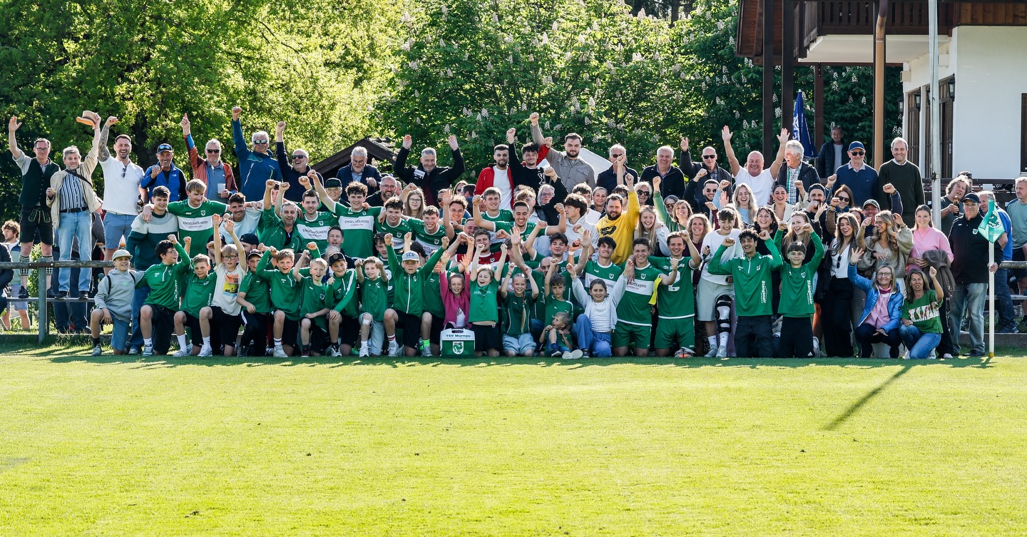 Danke! 💚
Ein großes Wochenende geht vorbei an der Poschinger Allee! Es war eins, an dem alle die an die Poschinger kommen wissen, warum es so schön sein kann ein Murnauer zu sein 🐉
Mit 3:0 können wir auf eine Ungeschlagene Saison zurückblicken in unserer Drachenfestung.
Wir durften unseren Cheftrainer verabschieden und die Mannschaft hat sich bei allen Zuschauern mit ordentlich Bier bedankt 🍻
Es wurde bis spät in die Nacht getrunken und Festzuhalten ist:
Murnau lebt! Und die Saison ist noch nicht vorbei 👀
#Murnau #Party #Fussball #Ende #Jäger