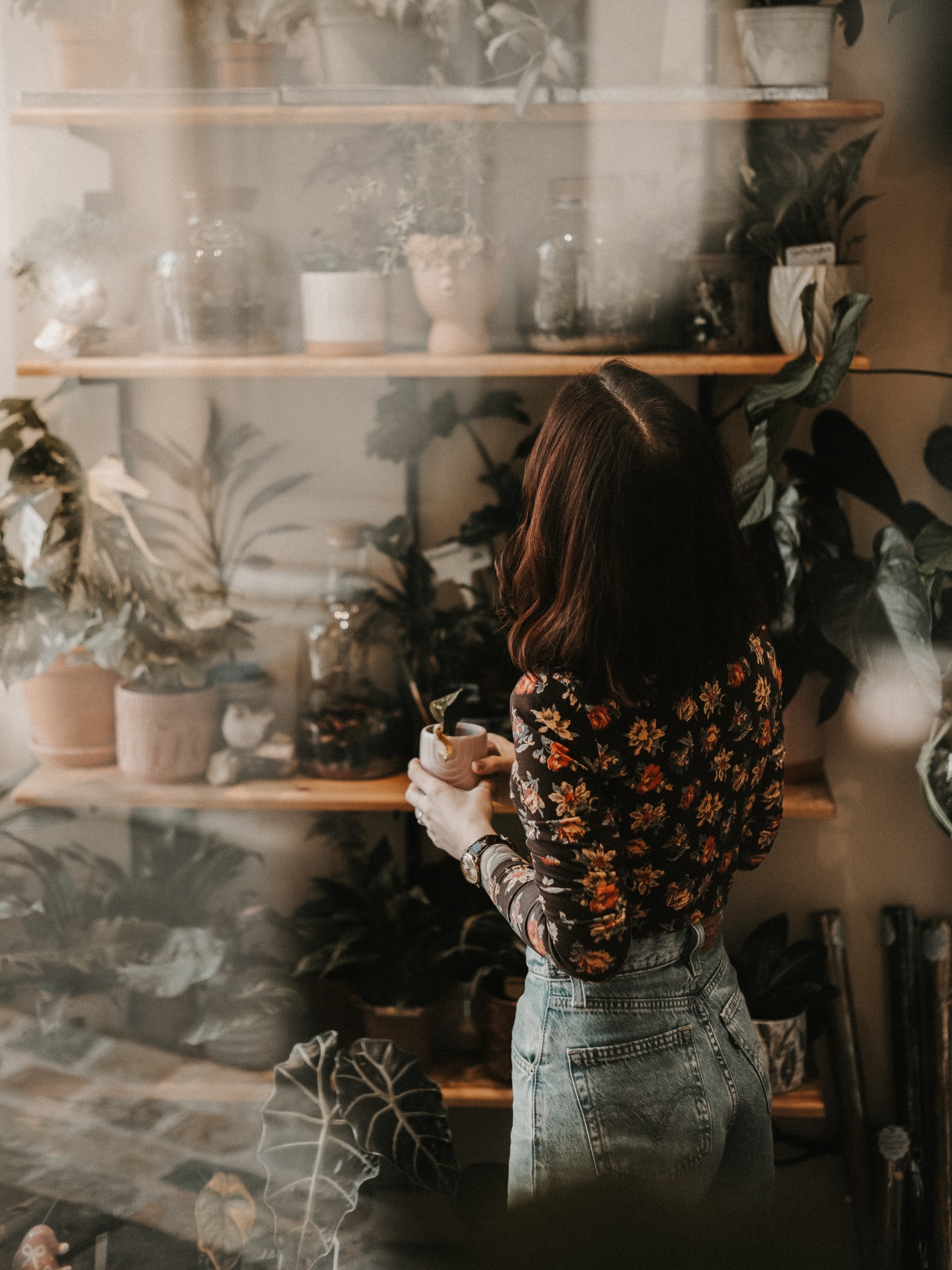 Une pause végétale au cœur d’Aix 🍵🪴
Entre matcha, cappuccino parfaitement exécuté, douceurs maison, sélection de produits artisanaux et jungle de plantes à chaque coin du café 🌿 le café botanique Salon du Tanuki est le genre d’adresse où l’on vient autant pour l’ambiance que pour ce qu’il y a dans la tasse !
Un lieu calme, lumineux et inspirant, à découvrir lors d’une balade dans Aix-en-Provence.
—
Et toi, t’es plutôt team thé ou café ?
📸 Simon Delebecque | Photographe en Provence
#aixenprovence #coffeeshop #matcha #aix #photographeraixenprovence