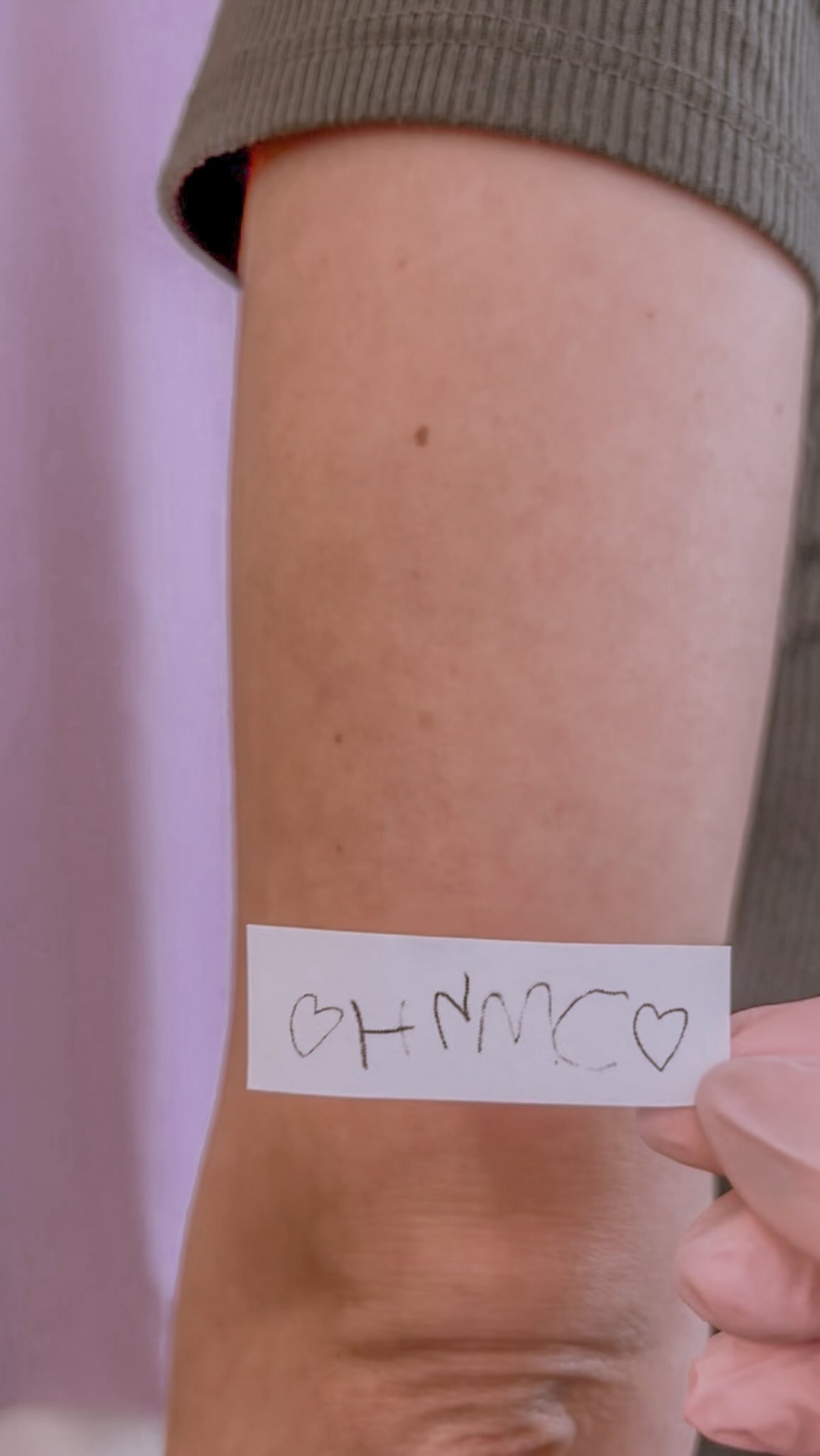 Iniciais da família escritas pelo filho e tatuadas em traço fino com delicadeza 💖
Quer uma tatuagem escrita perfeita? Envia mensagem!