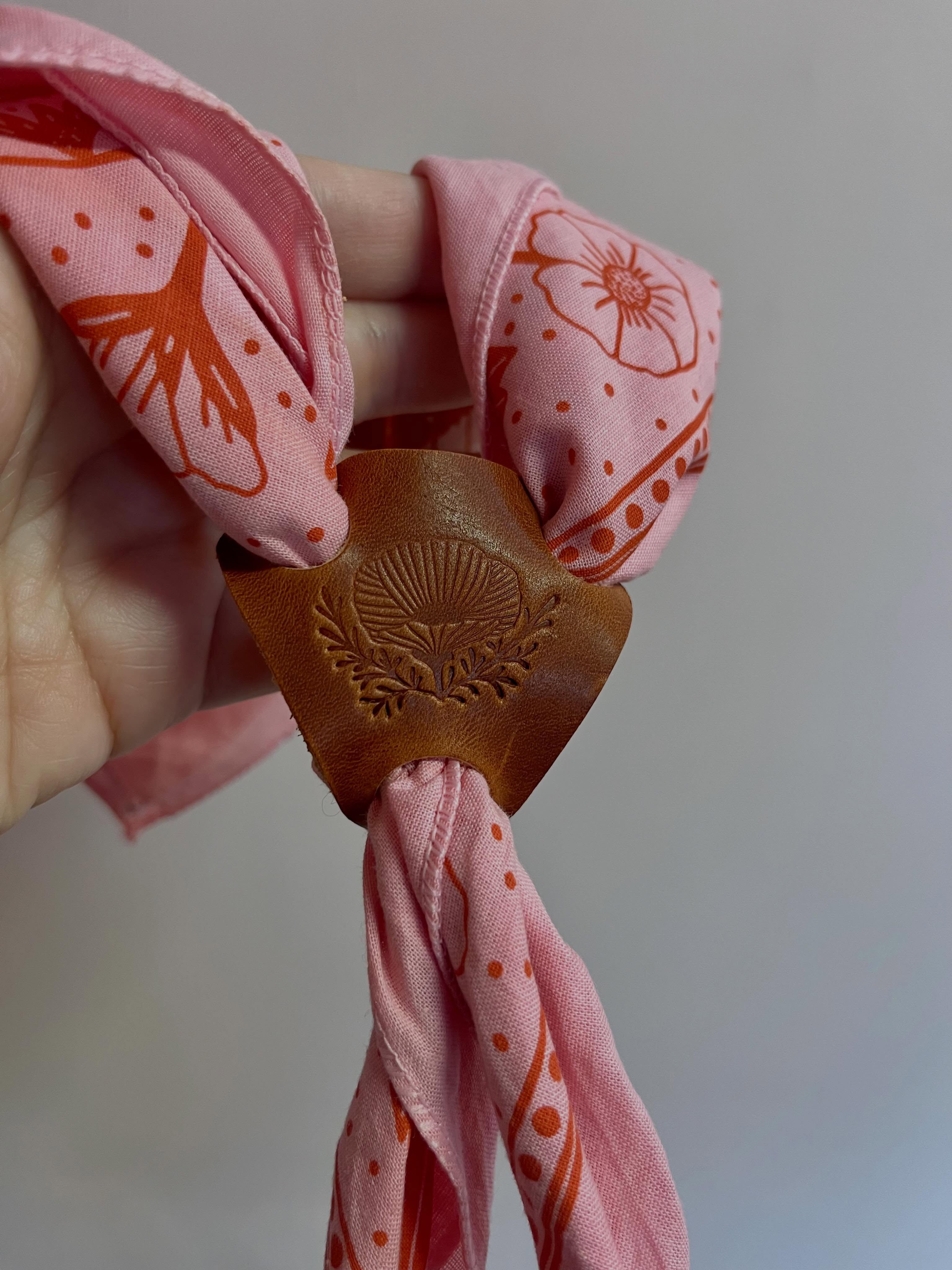I’m in love with these bandana slides. Shop them in person at the upcoming Backyard Bazaar (next Saturday!) or anytime in my online shop ❤️
.
.
.
#bandana #slide #accessory