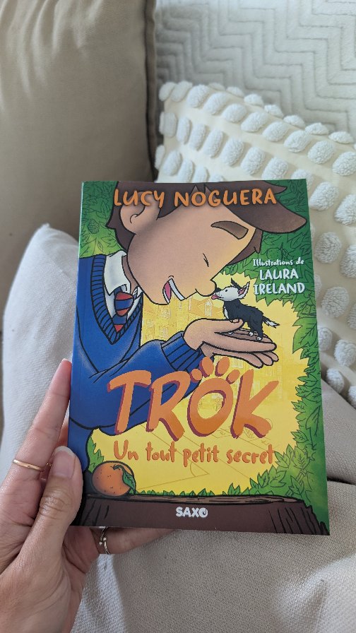 Aujourd'hui j'ai reçu « Trok : Un tout petit secret » publié chez @editions_saxo !
✨ Résumé ✨
Trok, un mini chien qui fait de grosses bêtises !
Ernie vient de démenager et il n'est pas content. Changer de ville, d'école et d'amis, c'est vraiment angoissant!
Tout bascule quand un nouveau copain fait son apparition. Trok est un adorable chiot, qui a une particularité : il a la taille d'une mandarine. Sauf que les animaux sont interdits à la maison, même les plus riquiquis !
Ernie ne devrait avoir aucun mal à le cacher. Mais son ami poilu a d'autres idées en tête...
#unboxing #SortieLittéraire #bookstagram #booklover #roman