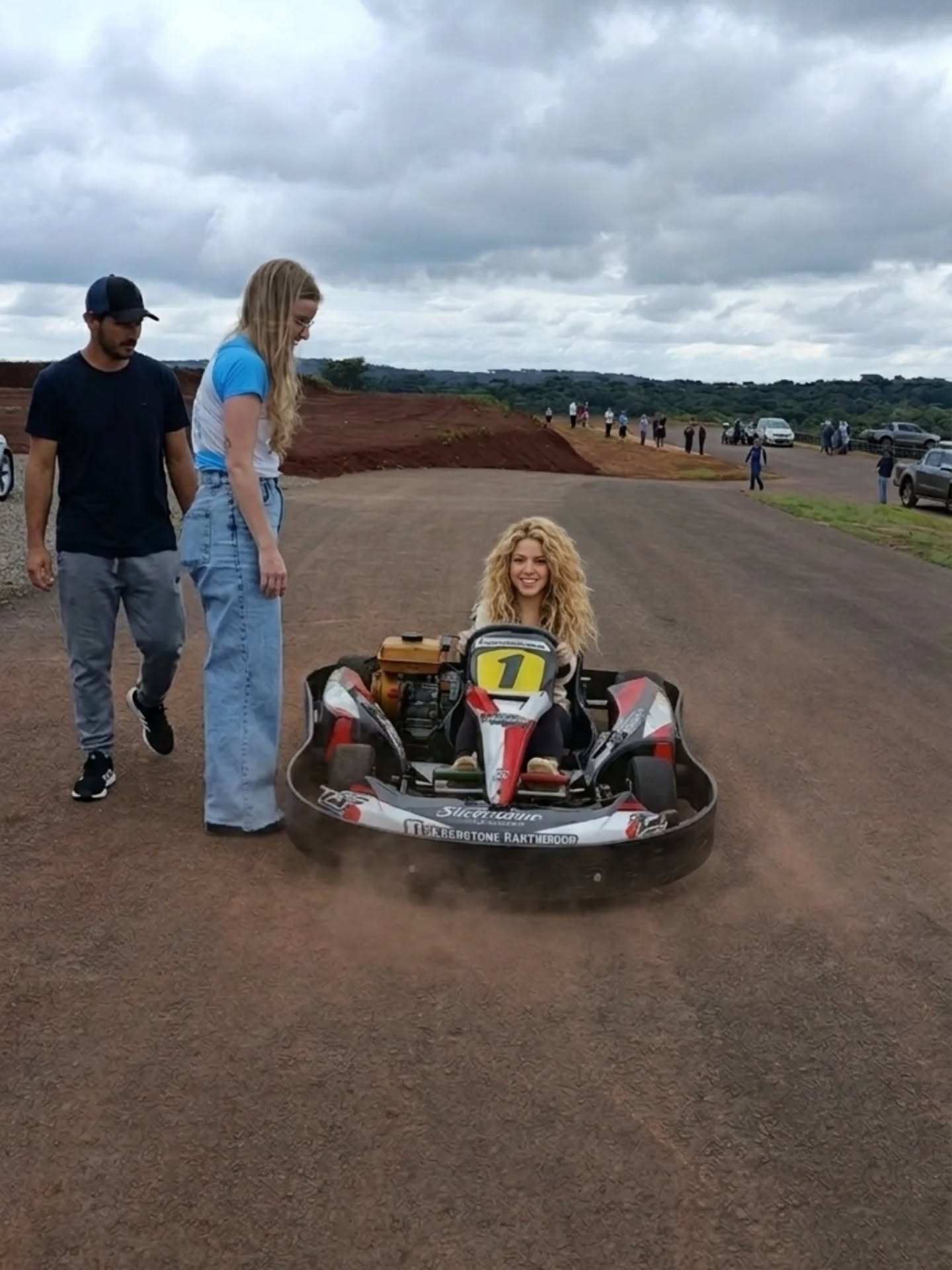 🚨 ATENÇÃO: PISTA INTERDITADA
Sim fechamos a pista hoje pela manhã!
Motivo? Disseram que a Shakira queria dar umas voltas de kart 👀🏁
A gente tentou negociar mas quando falaram que era “treino secreto”, não teve jeito 😂
Será que vem recorde por aí ou só diversão?
👇 E você, ia encarar uma bateria com ela?
#Kart #PistaLiberada #TreinoSecreto #Shakira #Automobilismo