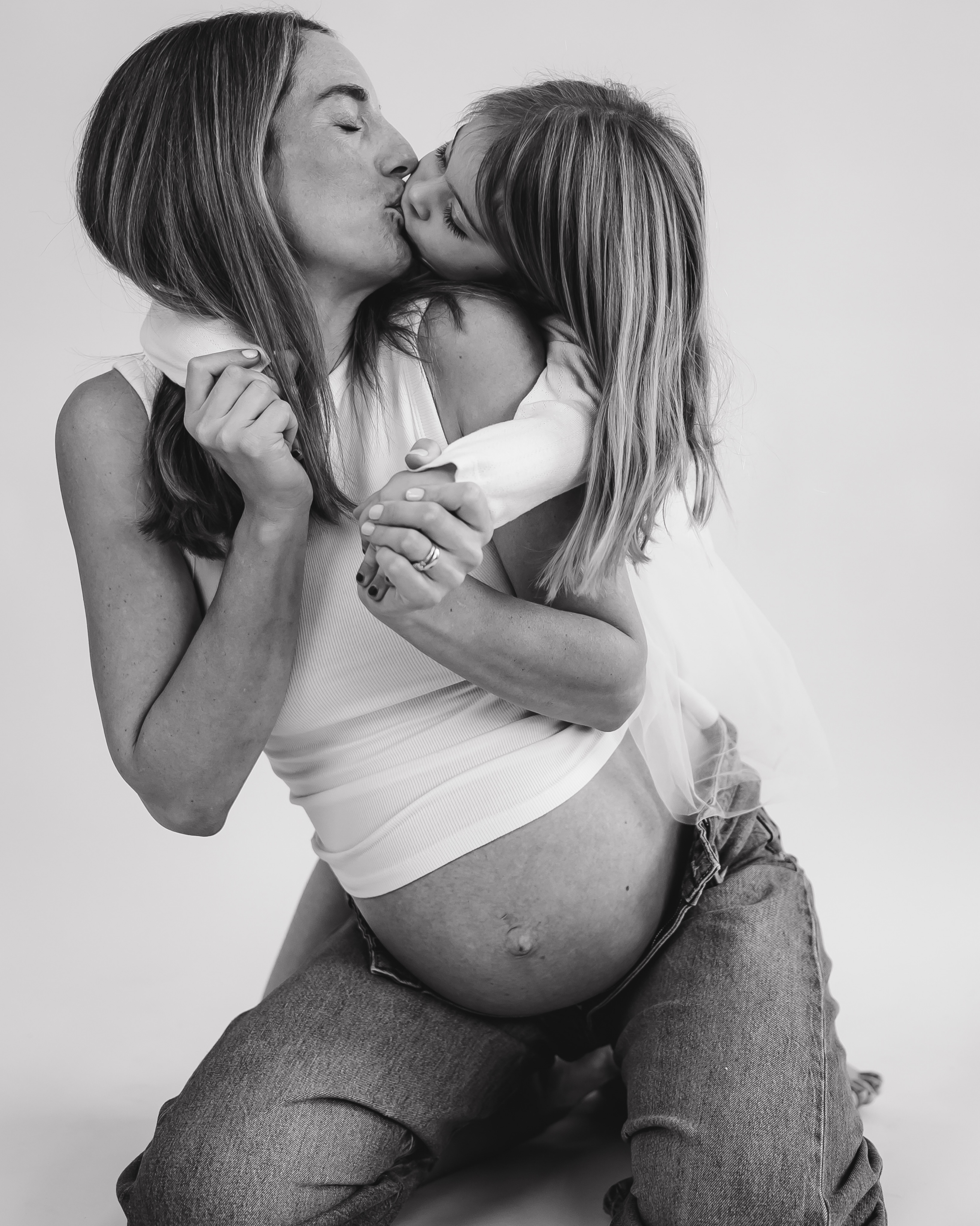 Happy Motherās Day beautiful mamas.
Motherhood, in all its beautiful chaosš¤
sticky hands, loud laughs, wriggly toddlers, shy smiles, snack breaks, cuddles in betweenā¦
the kind of moments that donāt feel big at the time, but somehow become the ones we miss the most.
A little glimpse into this yearās Motherās Day minis- soft, simple, real memories.
So grateful to every mama who stepped in front of my camera this season.š«¶āØ